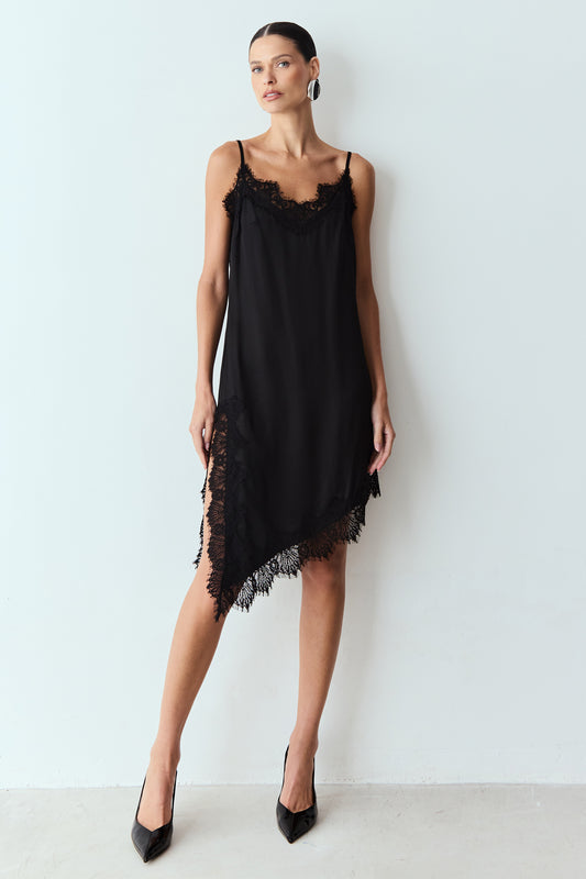 VESTIDO SLIP DRESS ALÇAS FINAS E BARRA ASSIMÉTRICA COM DETALHES EM RENDA PRETO