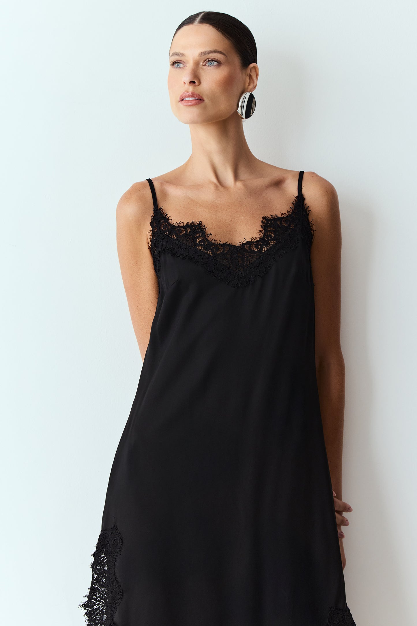 VESTIDO SLIP DRESS ALÇAS FINAS E BARRA ASSIMÉTRICA COM DETALHES EM RENDA PRETO