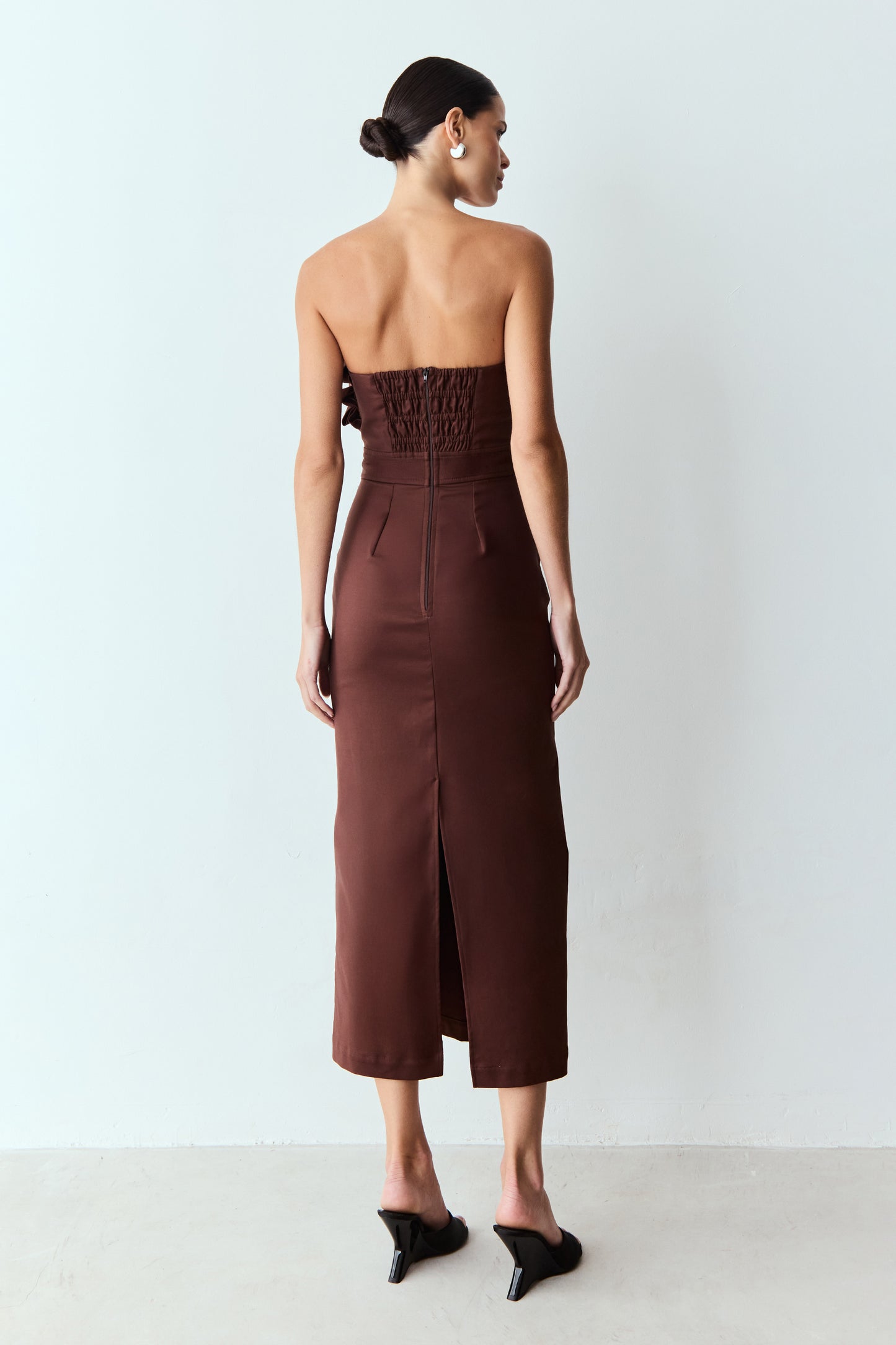 VESTIDO MIDI SOBREPOSICAO DRAPEADA DECOTE MARROM ESCURO