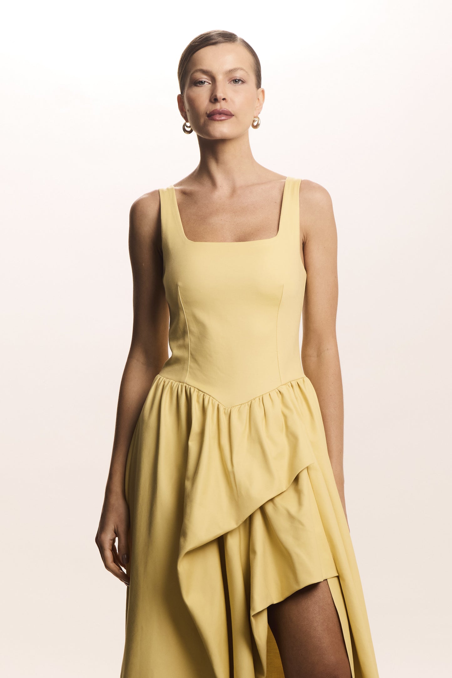 VESTIDO MIDI COM DRAPEADO ASSIMETRICO FRONTAL AMARELO MANTEIGA