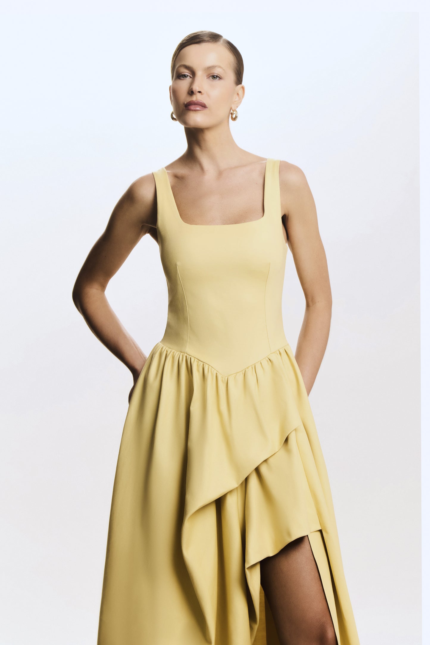 VESTIDO MIDI COM DRAPEADO ASSIMETRICO FRONTAL AMARELO MANTEIGA