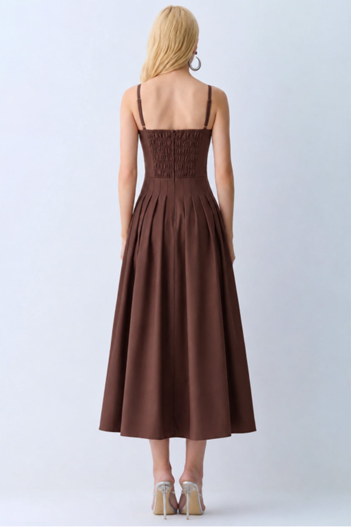 VESTIDO LONGO ACINTURADO PREGAS SAIA RECORTE BUSTO PRETO MARROM