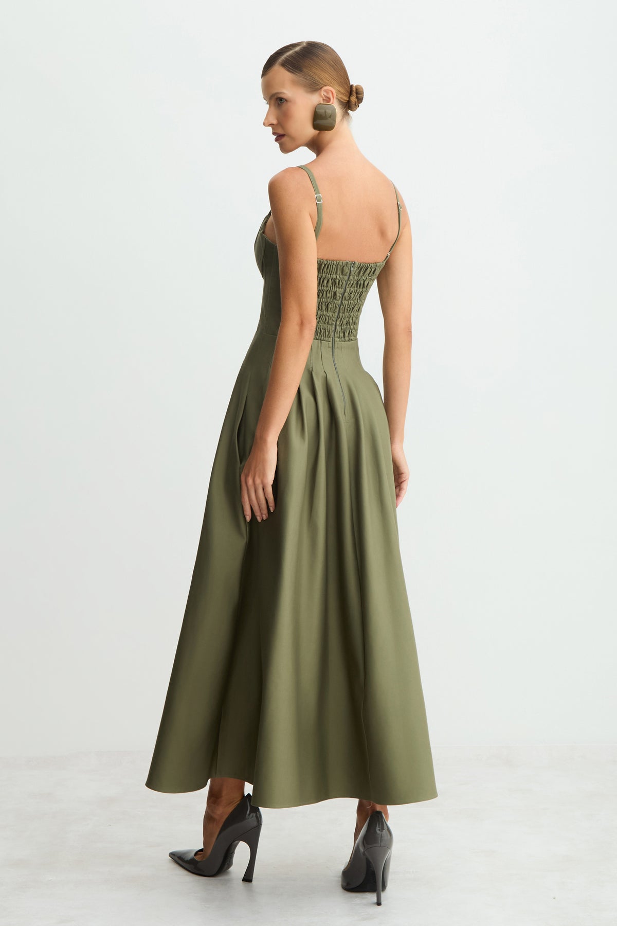 VESTIDO LONGO ACINTURADO PREGAS SAIA RECORTE BUSTO VERDE MILITAR