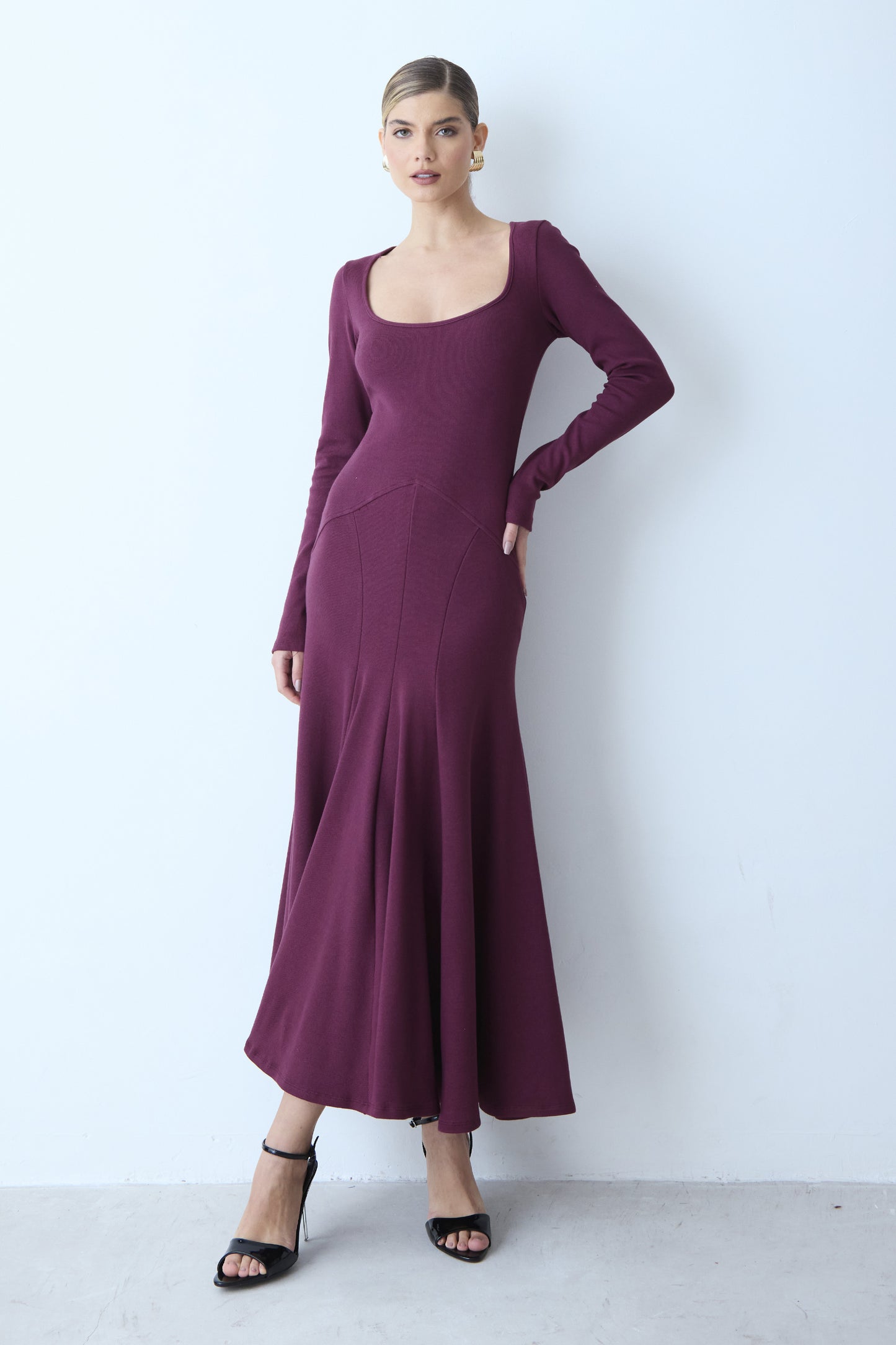 VESTIDO MIDI COM RECORTE V CINTURA E BARRA AMPLA UVA