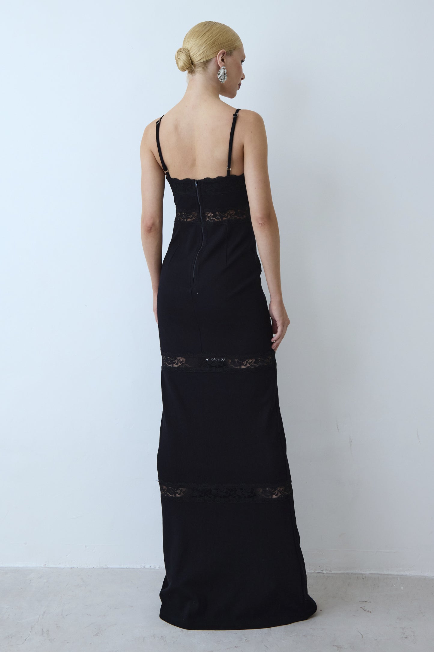 VESTIDO LONGO COM RENDA DECOTE E ENTREMEIO PRETO