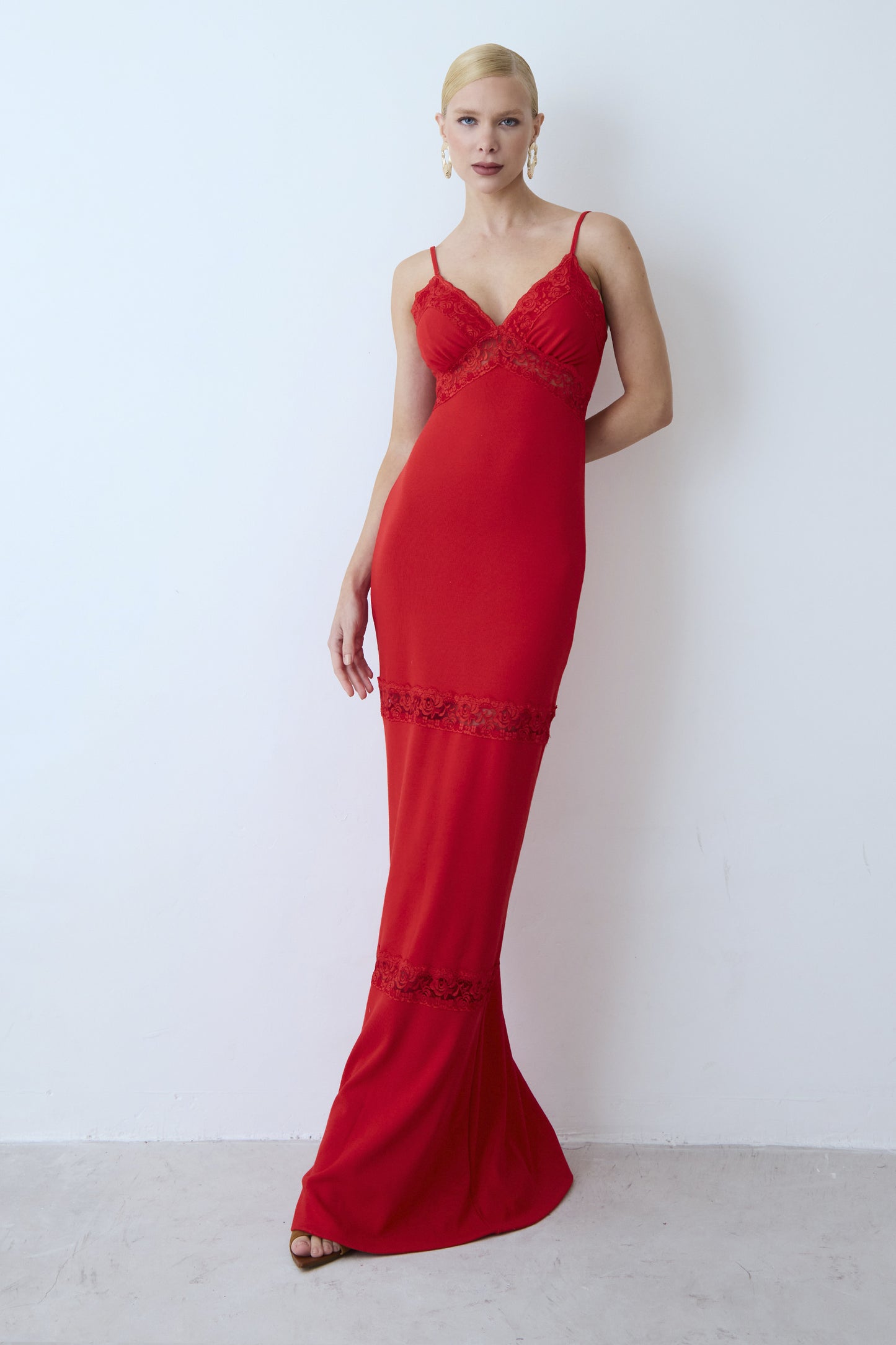 VESTIDO LONGO COM RENDA DECOTE E ENTREMEIO VERMELHO