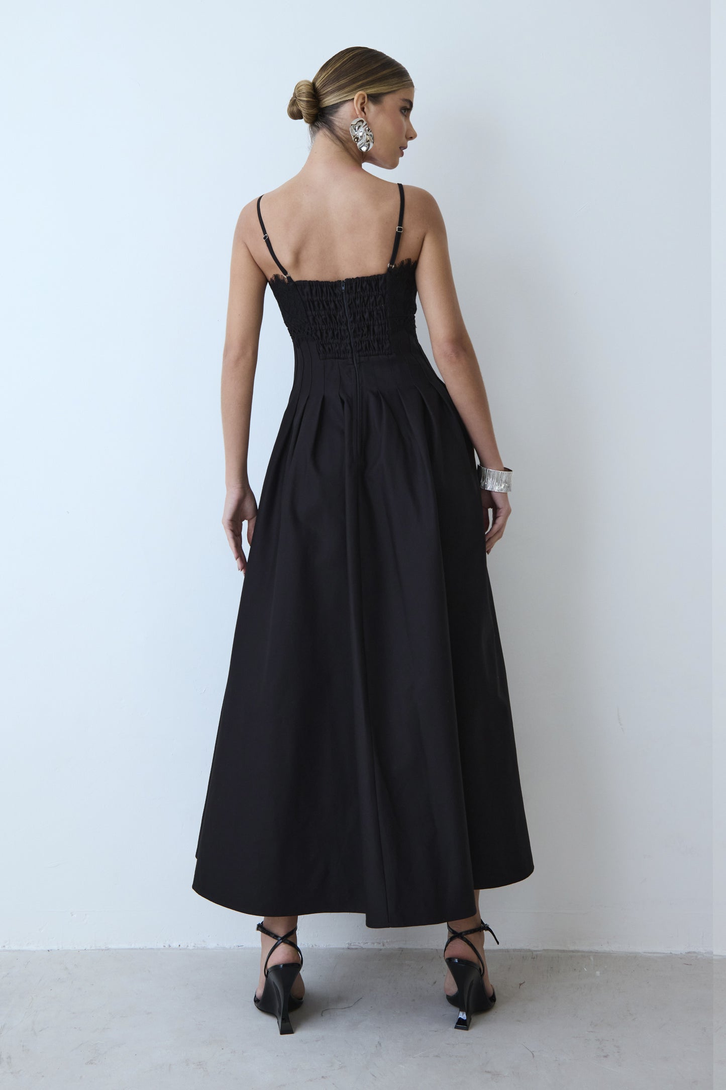 VESTIDO MIDI RECORTES PESPONTADOS CINTURA RENDA BUSTO PRETO