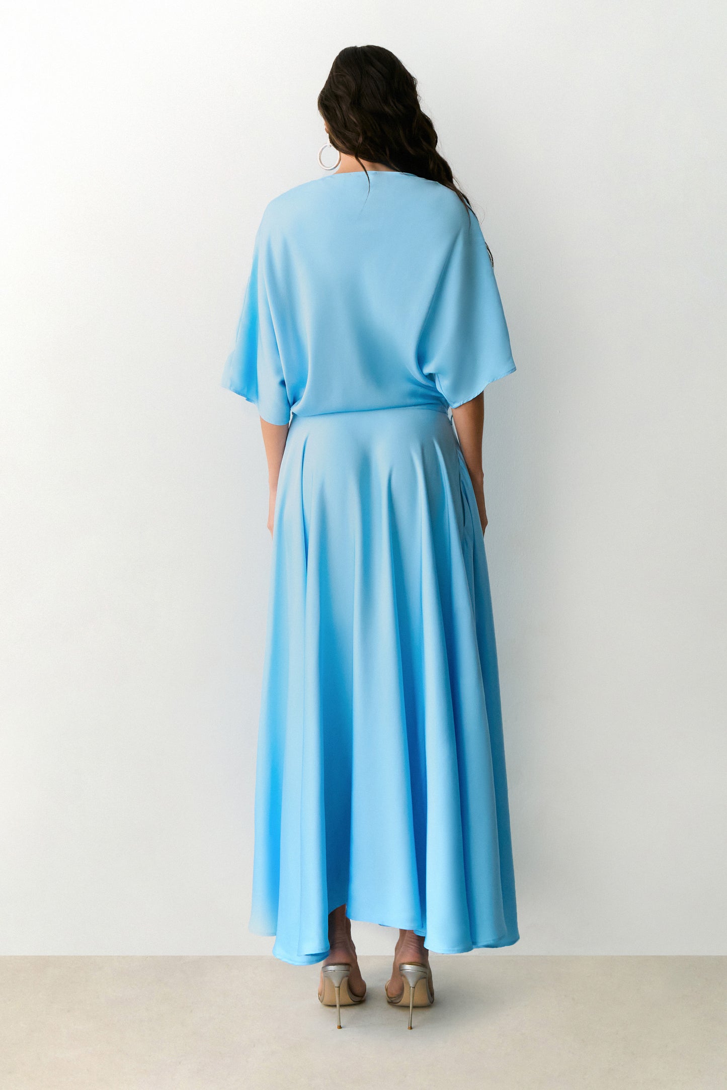 VESTIDO MIDI FLUIDO COM TRANSPASSE SAIA AZUL BEBE