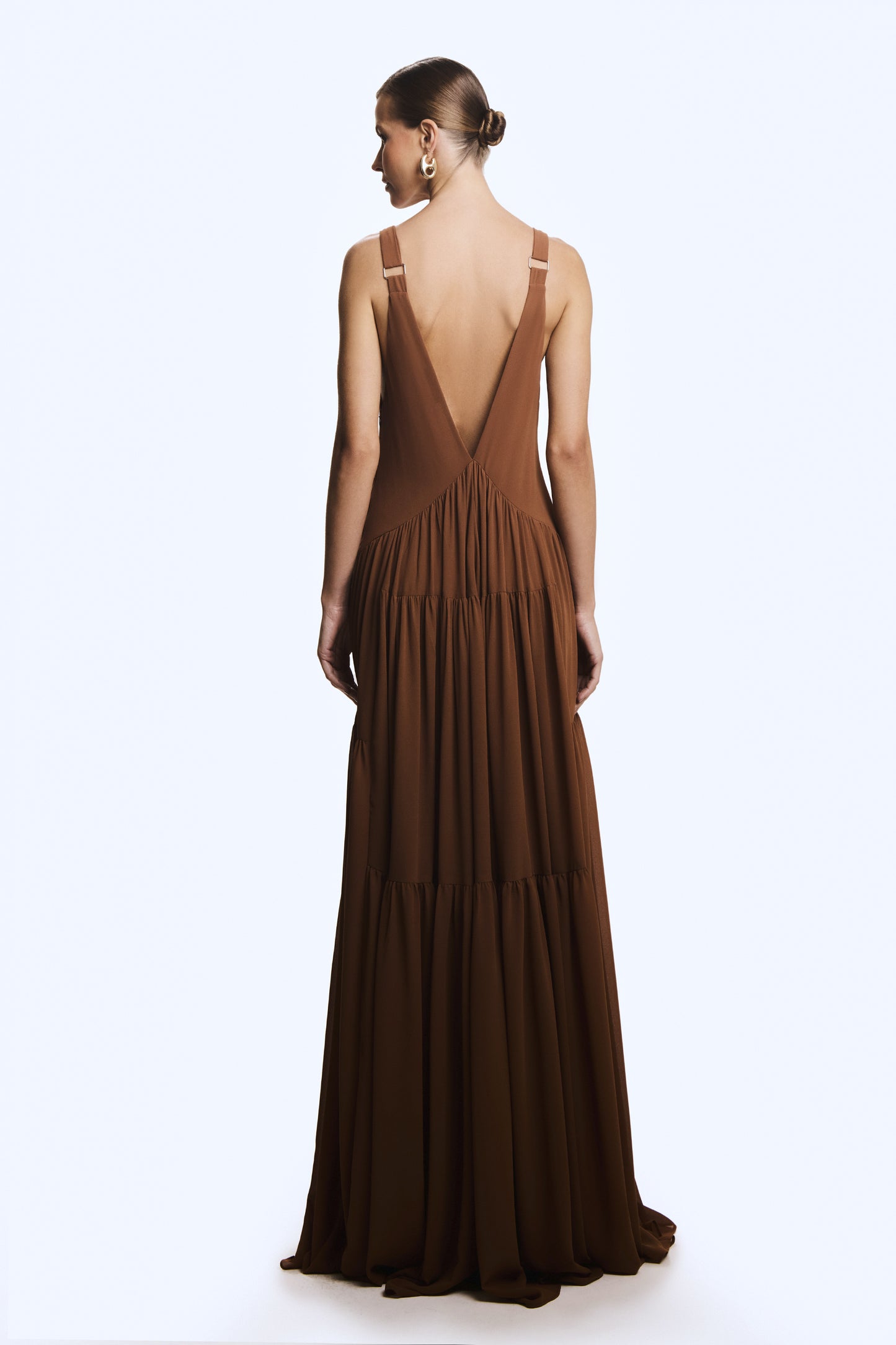 VESTIDO LONGO FLUIDO DECOTE V COM RECORTES FRANZIDOS MARROM CANELA