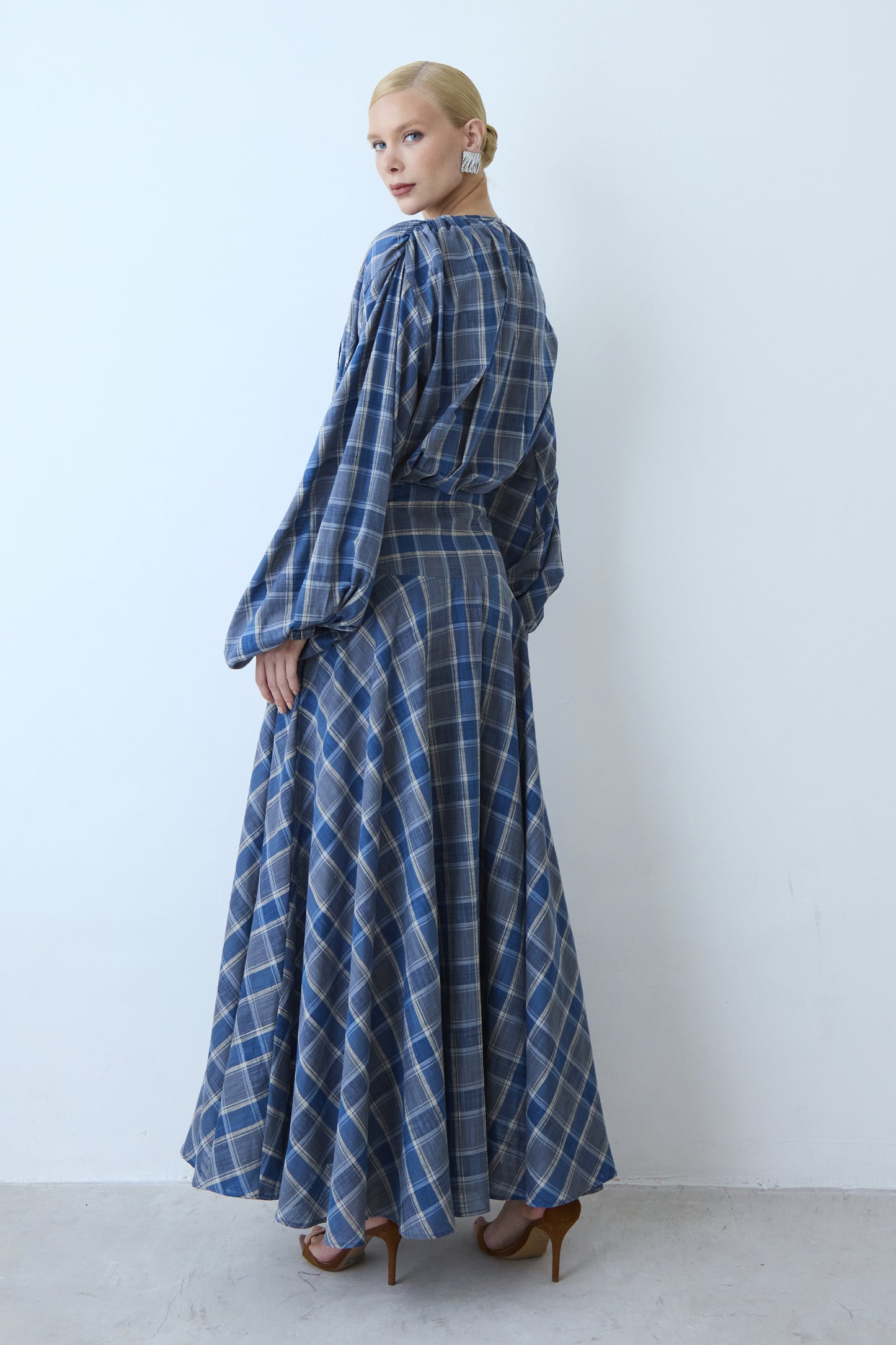 VESTIDO LONGO MANGAS BUFANTES COS LARGO BOTOES FRONTAL AZUL