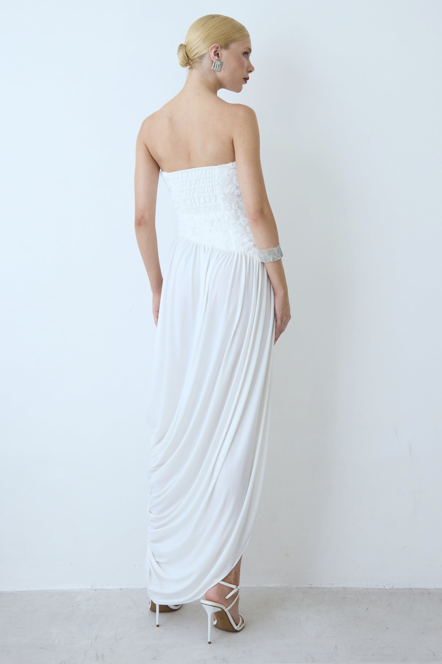 VESTIDO MIDI EM TULE E SAIA DEGAGÊ OFF WHITE