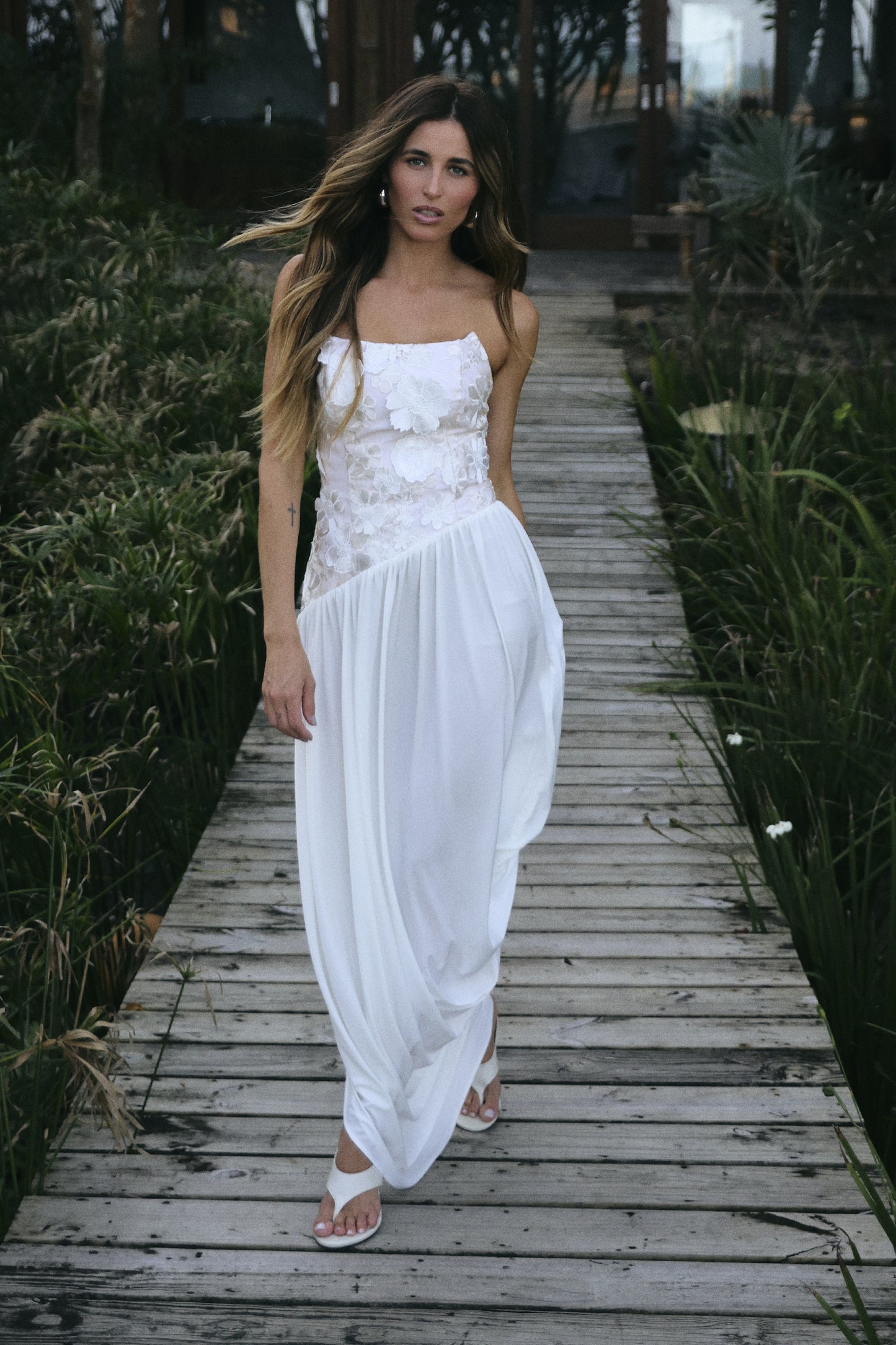 VESTIDO MIDI EM TULE BORDADO E SAIA DEGAGÊ OFF WHITE