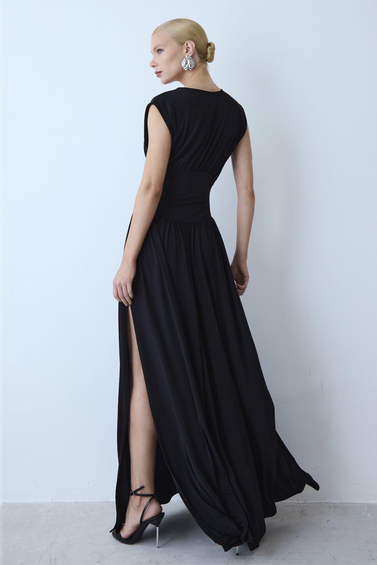 VESTIDO LONGO ACINTURADO DECOTE V PROFUNDO BARRA FLUIDA PRETO