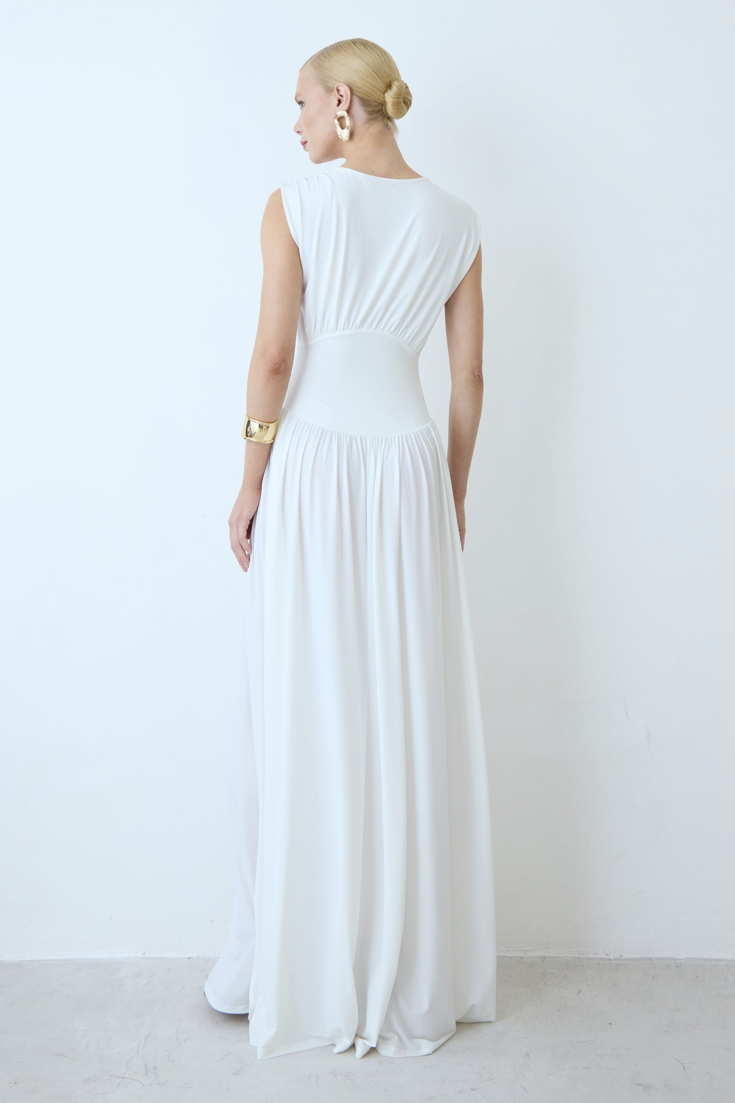 VESTIDO LONGO ACINTURADO DECOTE V PROFUNDO BARRA FLUIDA OFF WHITE