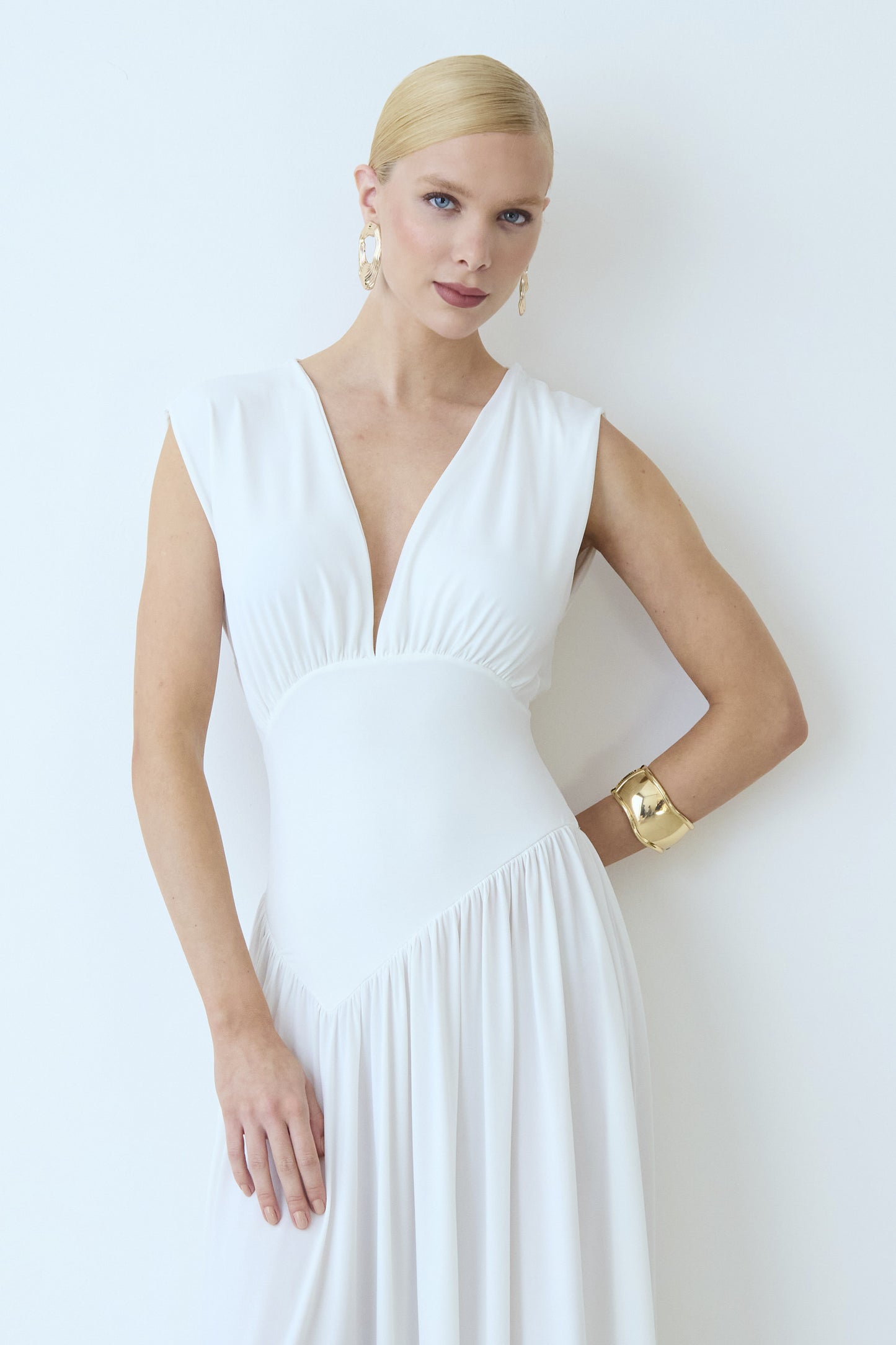 VESTIDO LONGO ACINTURADO DECOTE V PROFUNDO BARRA FLUIDA OFF WHITE