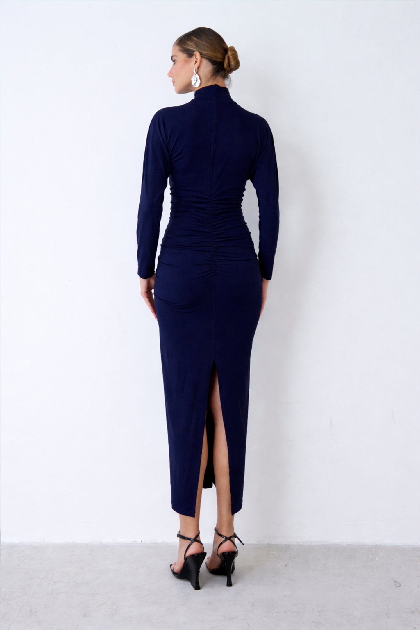 VESTIDO MIDI GOLA ALTA FRANZIDOS LATERAIS E COSTAS AZUL MARINHO