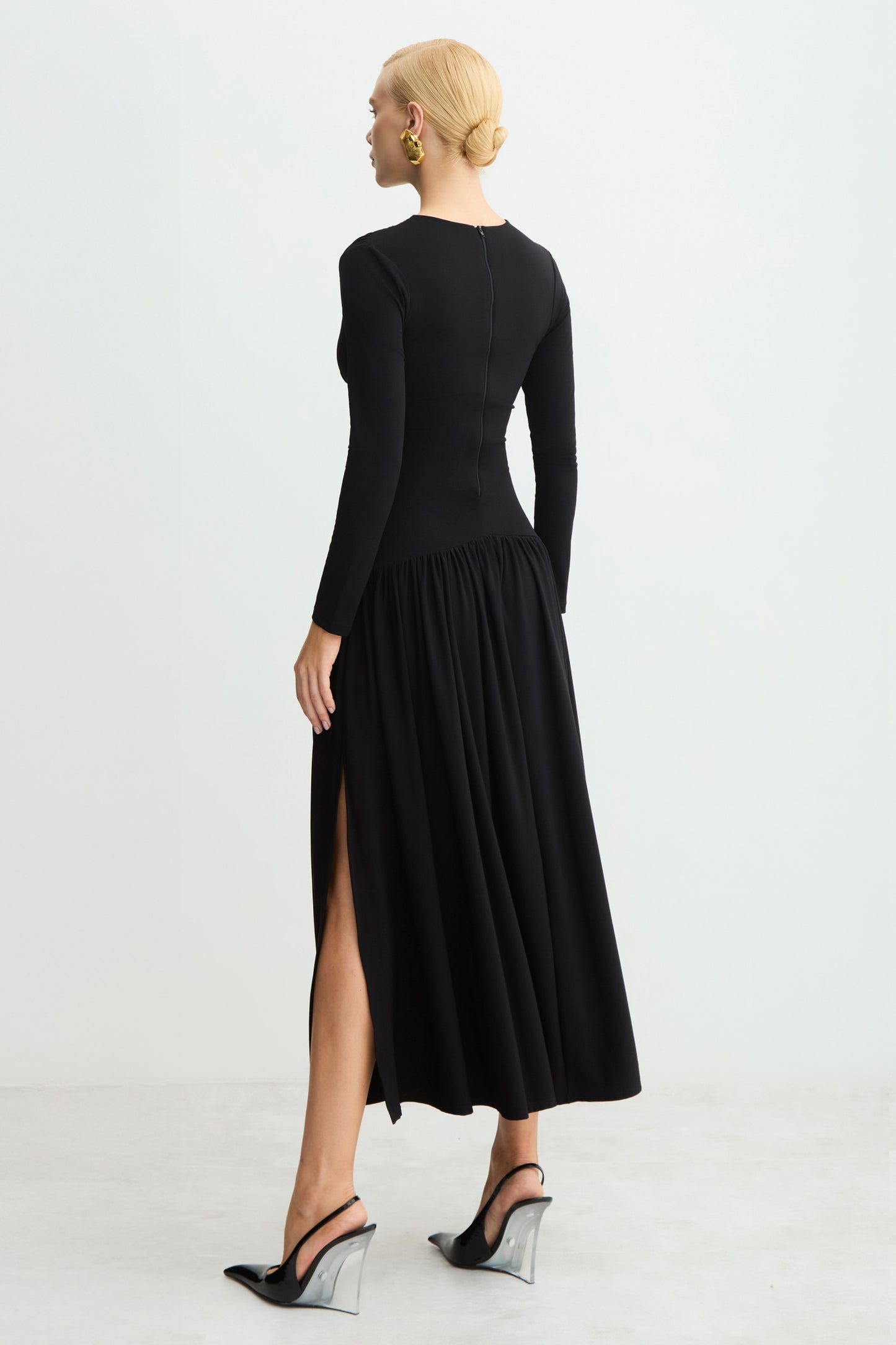 VESTIDO MIDI ALONGADO ACINTURADO BARRA AMPLA DECOTE V PRETO
