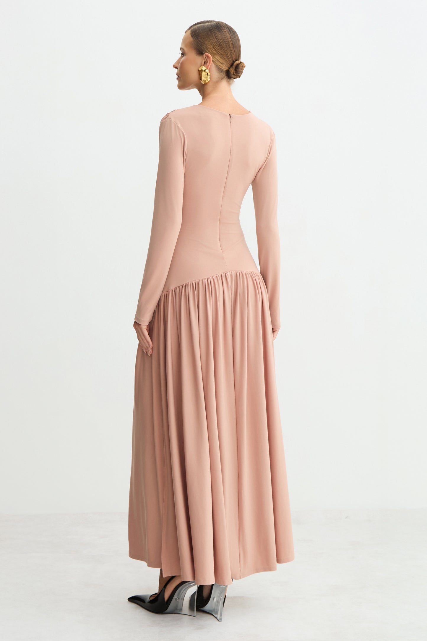 VESTIDO MIDI ALONGADO ACINTURADO BARRA AMPLA DECOTE V MOCHA MOUSSE
