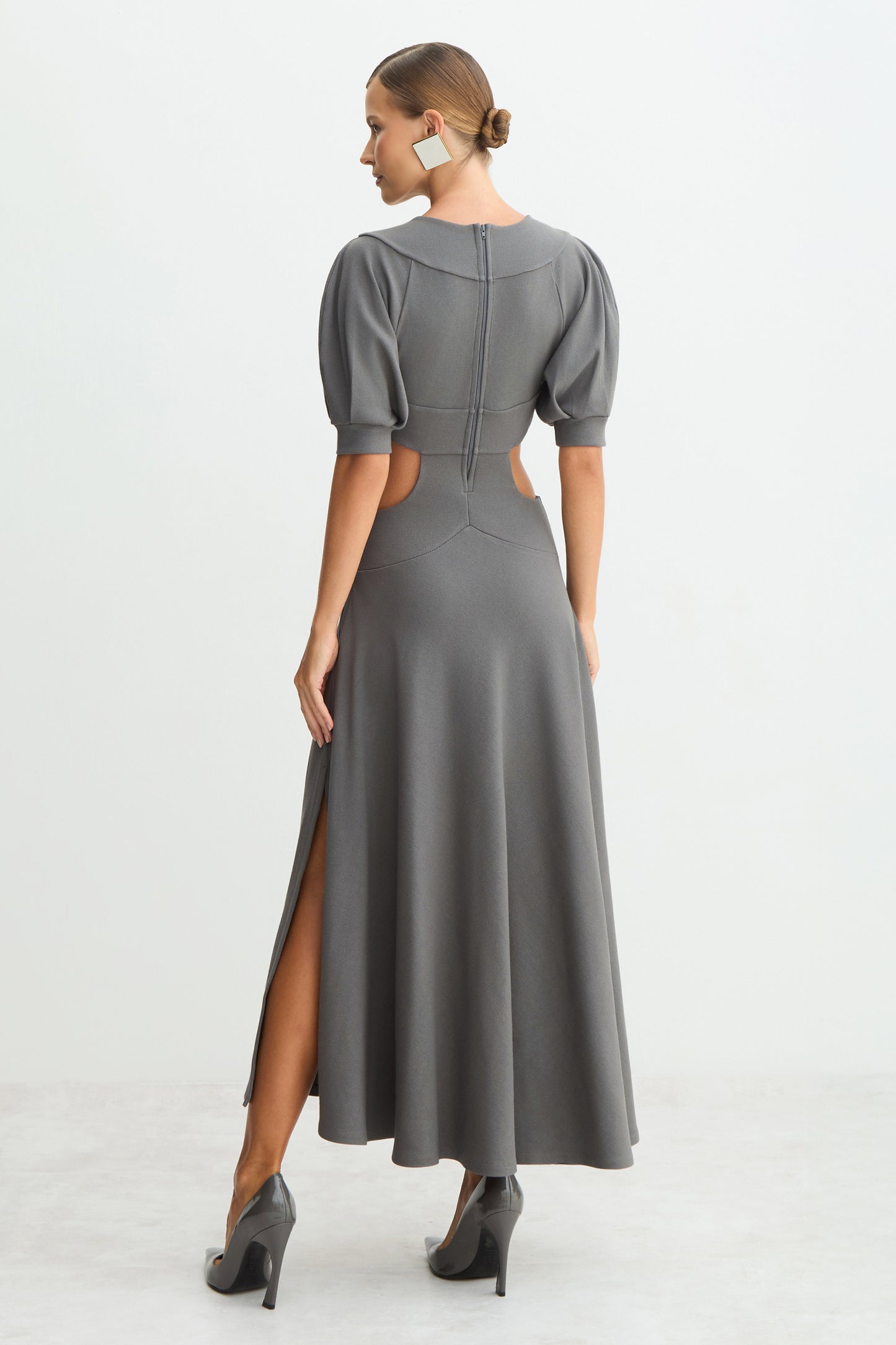 VESTIDO MIDI MANGAS CURTAS AMPLAS ABERTURAS LATERAIS CINZA