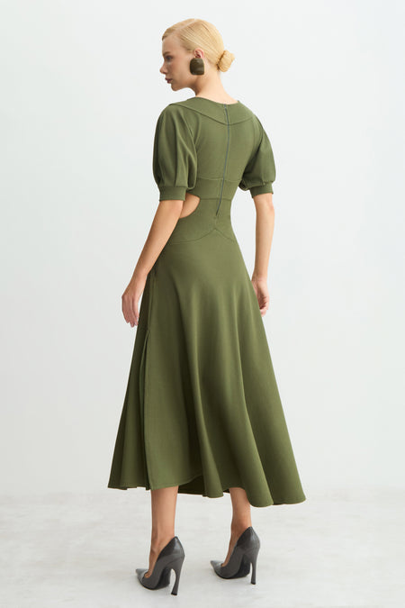 VESTIDO MIDI MANGAS CURTAS AMPLAS ABERTURAS LATERAIS VERDE MILITAR