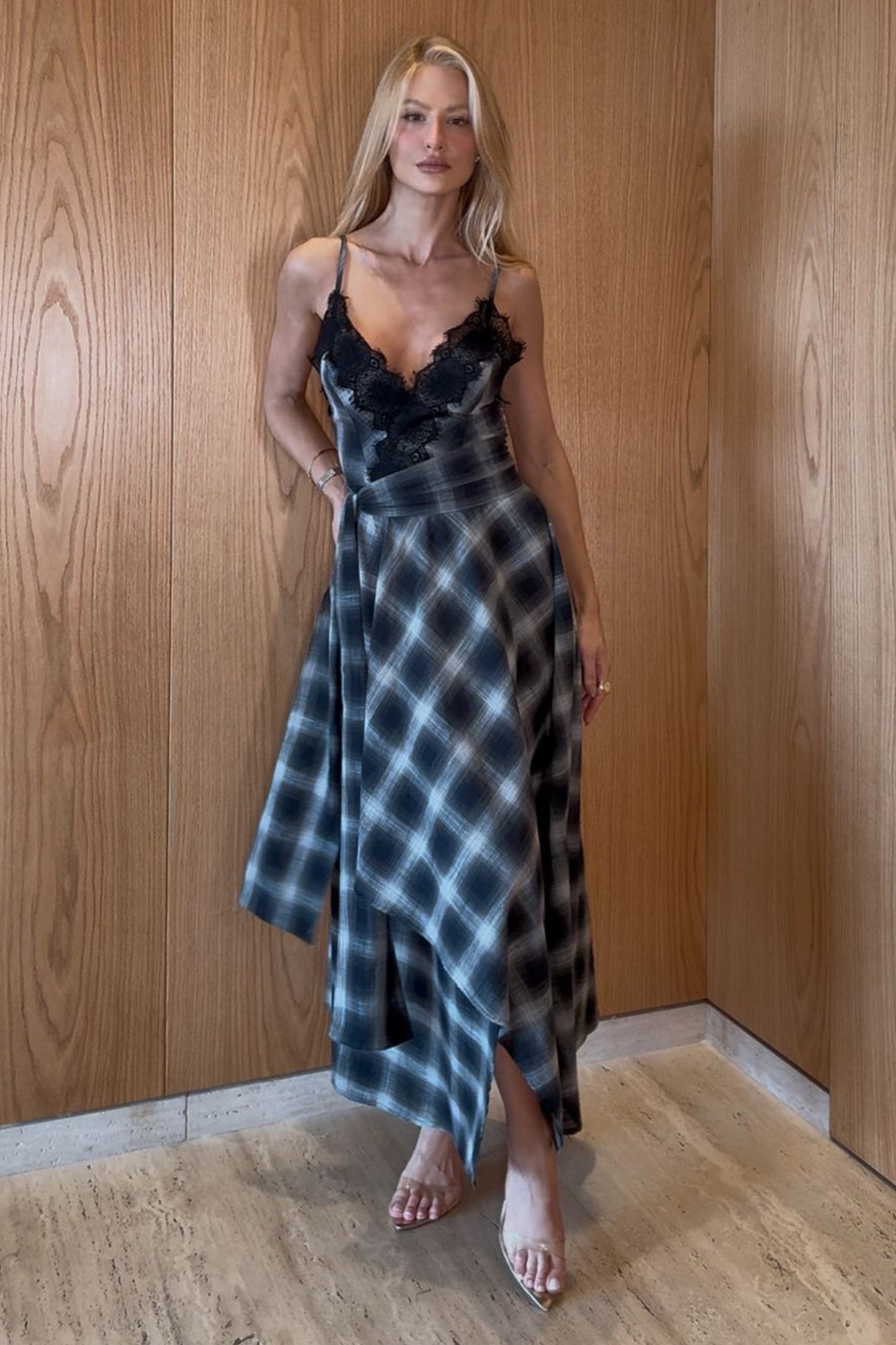 VESTIDO MIDI TRANSPASSE FRONTAL RENDA BUSTO DECOTE V PRETO