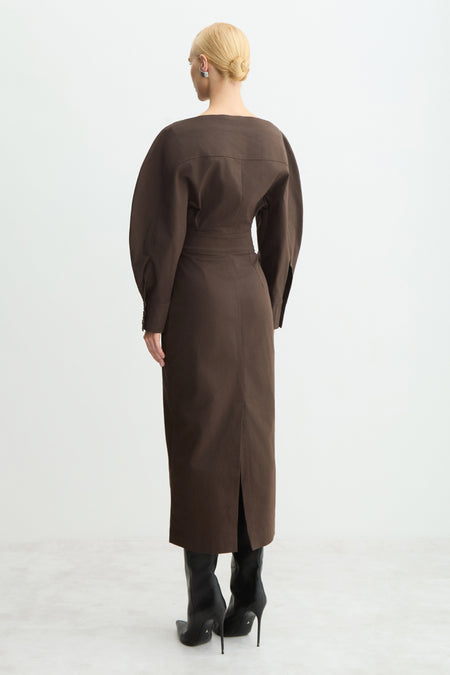 VESTIDO MIDI ESTRUTURADO MANGAS AMPLAS ARREDONDADAS MARROM DARK