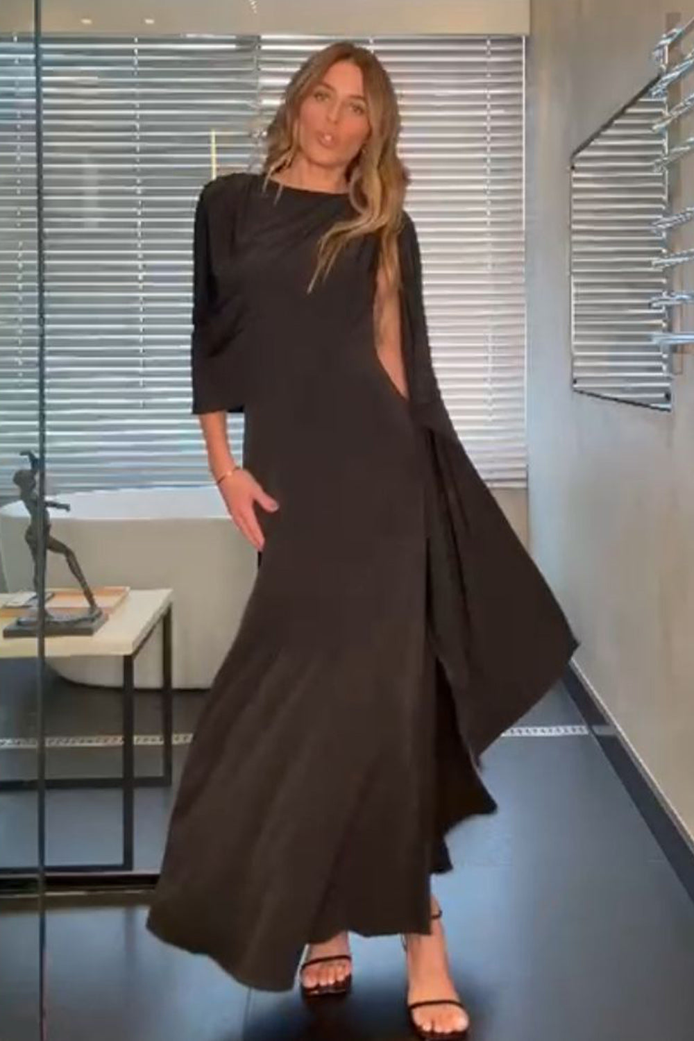 VESTIDO MIDI ALONGADO FLUIDO SOBREPOSICAO ASSIMETRICA PRETO
