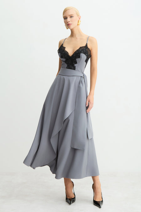 VESTIDO MIDI RENDA BUSTO COM SOBREPOSICAO SAIA CINZA