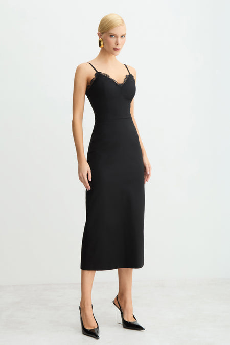 VESTIDO MIDI RETO E ESTRUTURADO COM RENDA DECOTE PRETO