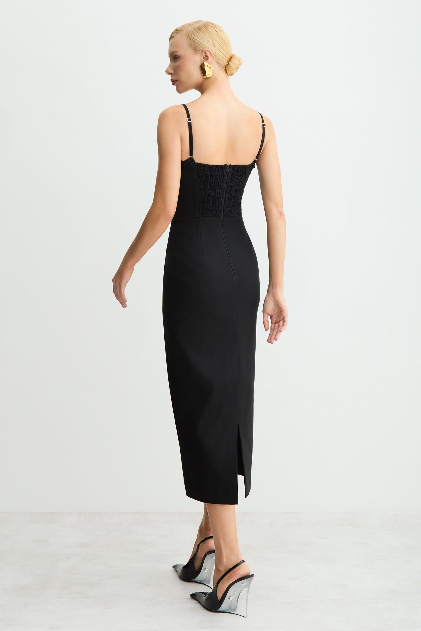 VESTIDO MIDI RETO E ESTRUTURADO COM RENDA DECOTE PRETO