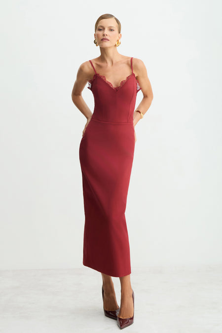 VESTIDO MIDI RETO E ESTRUTURADO COM RENDA DECOTE VERMELHO CEREJA
