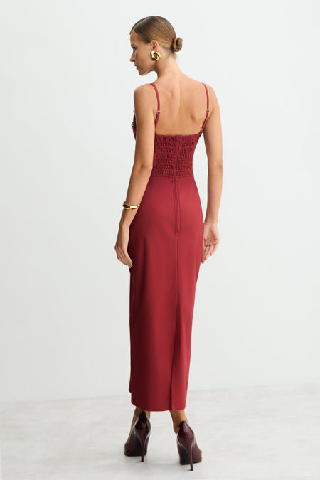 VESTIDO MIDI RETO E ESTRUTURADO COM RENDA DECOTE VERMELHO CEREJA