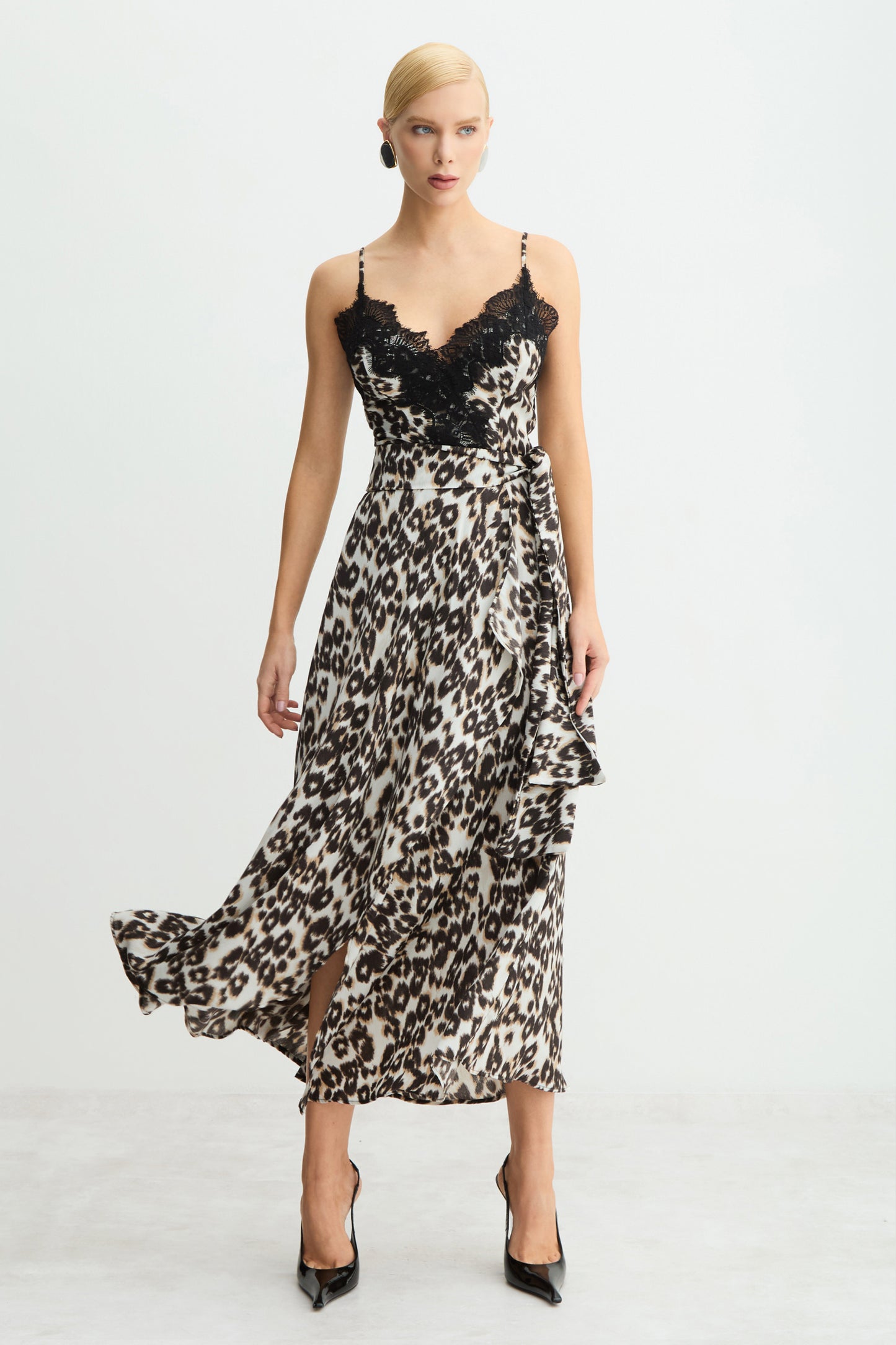 VESTIDO MIDI DECOTE V COM RENDA BUSTO ESTAMPADO PRETO COM AREIA