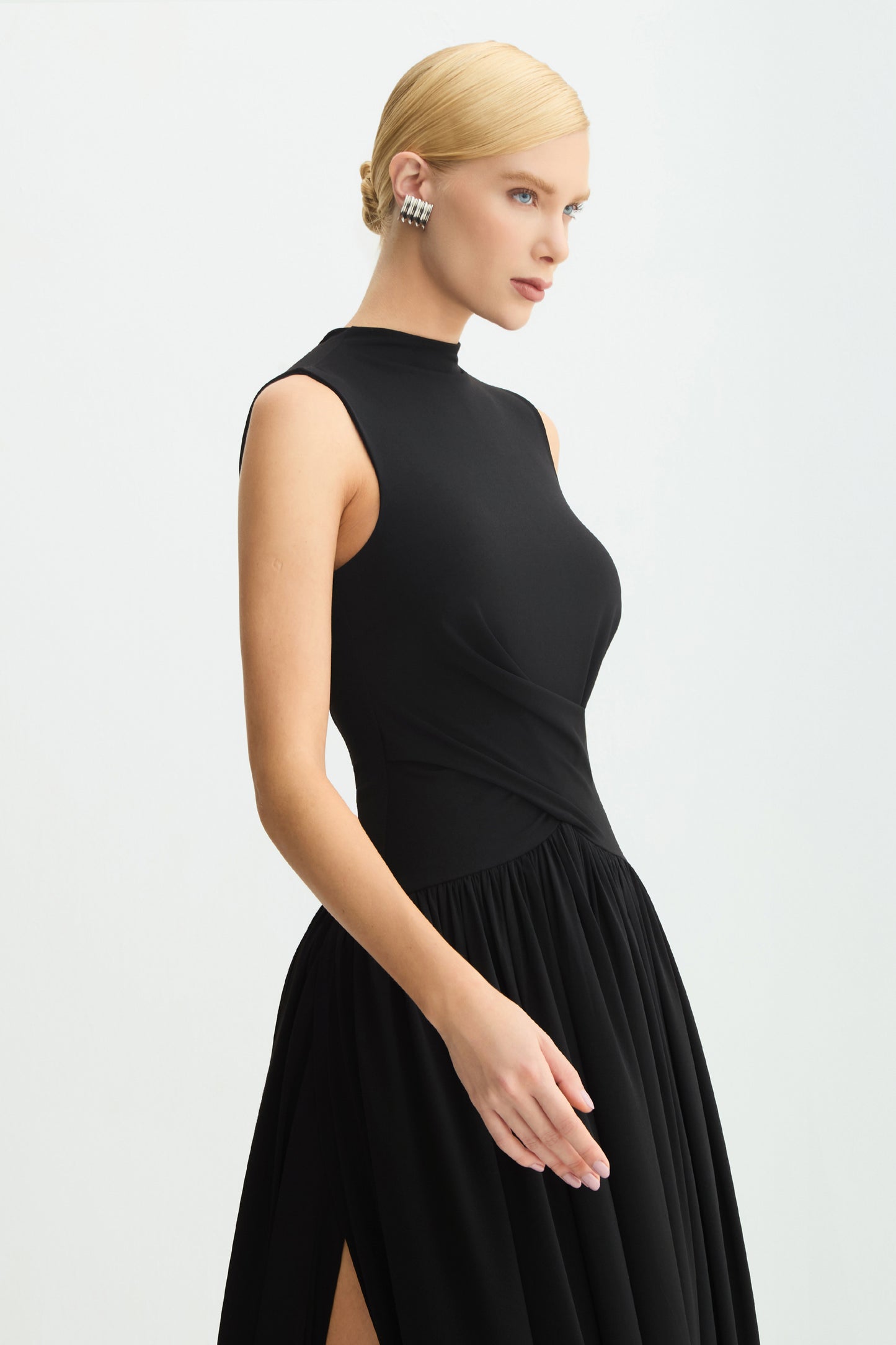 VESTIDO MIDI SAIA BALONE COM TRANSPASSE E ABERTURA PRETO