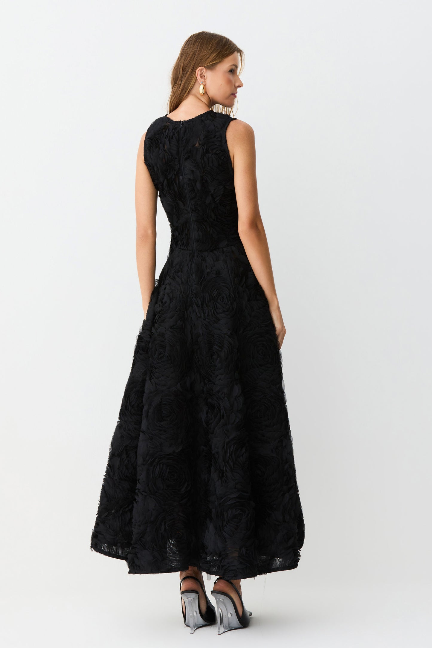 VESTIDO MIDI REGATA COM BARRA AMPLA EM TULE BORDADO PRETO