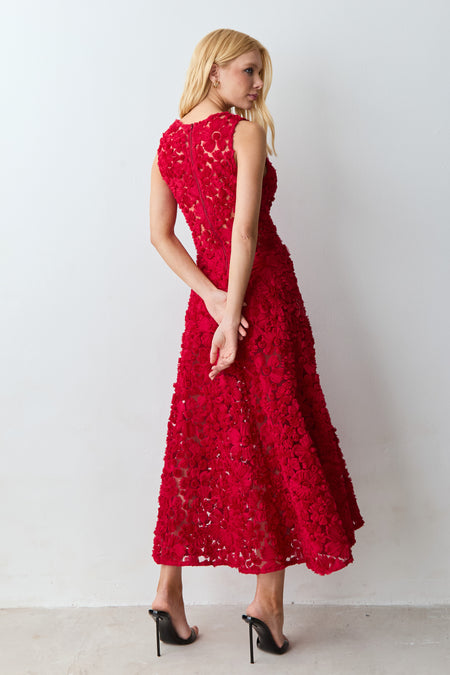 VESTIDO MIDI REGATA COM BARRA AMPLA EM TULE BORDADO VERMELHO RUBI