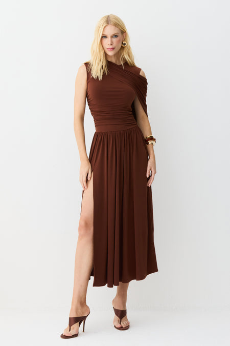 VESTIDO MIDI SOBREPOSICAO FLUIDA COM FRANZIDOS CORPO MARROM TERRA