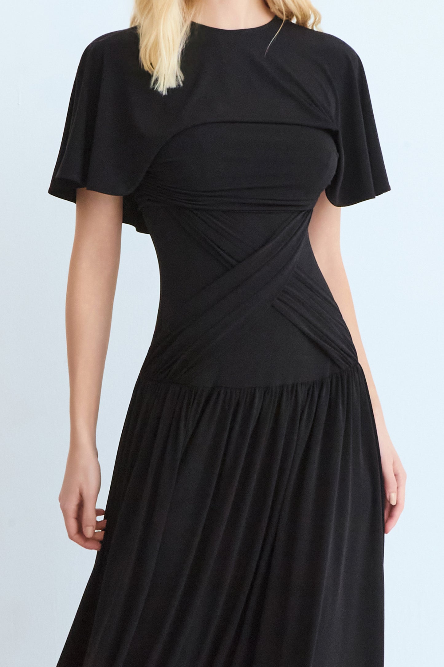VESTIDO MIDI DETALHE FAIXA CINTURA SOBREPOSICAO FLUIDA PRETO