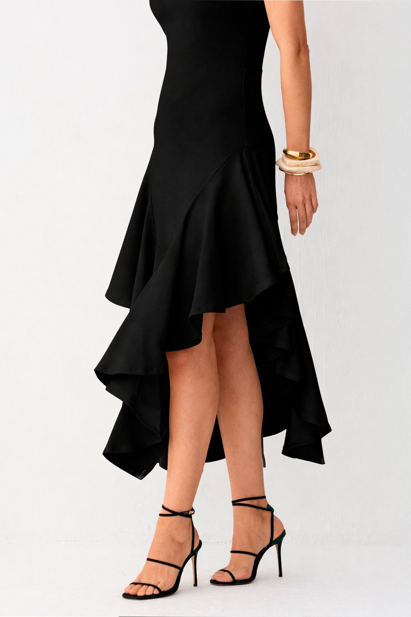 VESTIDO MIDI GOLA ALTA BABADOS ASSIMETRICOS BARRA PRETO