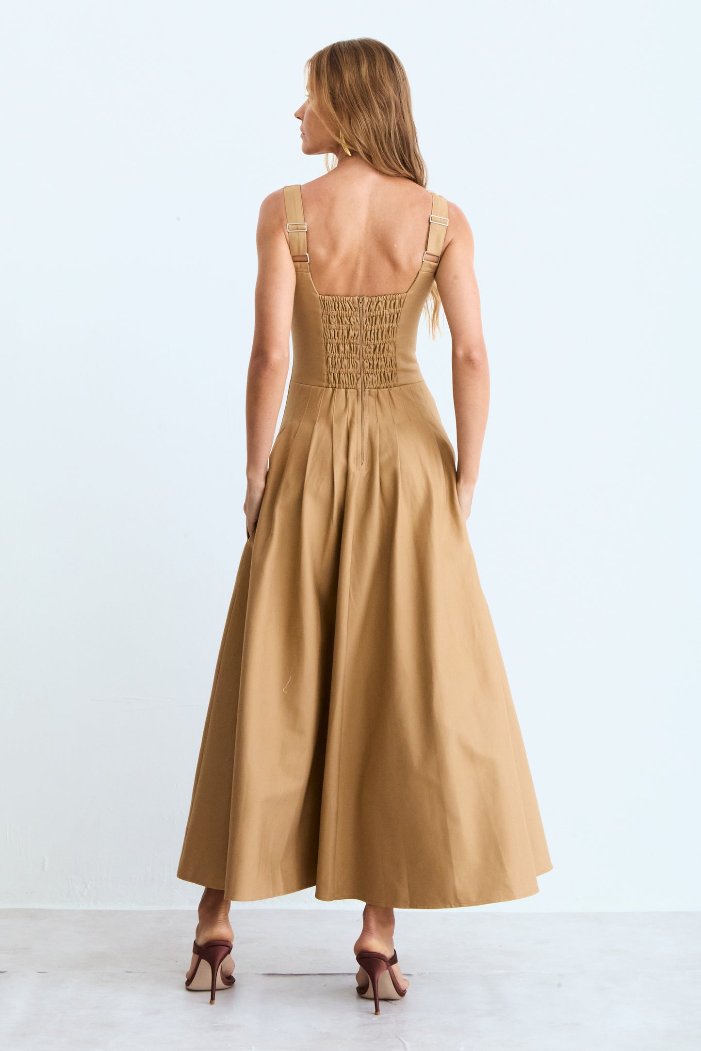 VESTIDO MIDI RECORTE V BUSTO E PREGAS NA SAIA KAKI