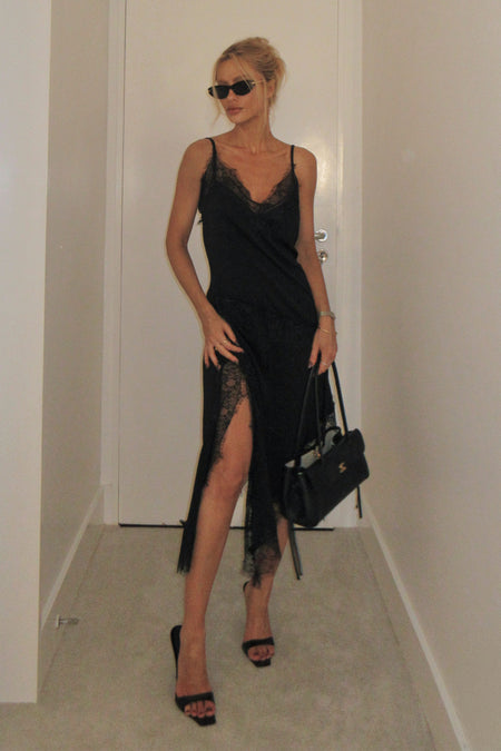 VESTIDO MIDI ALCA FINAS COM DETALHES EM RENDA PRETO