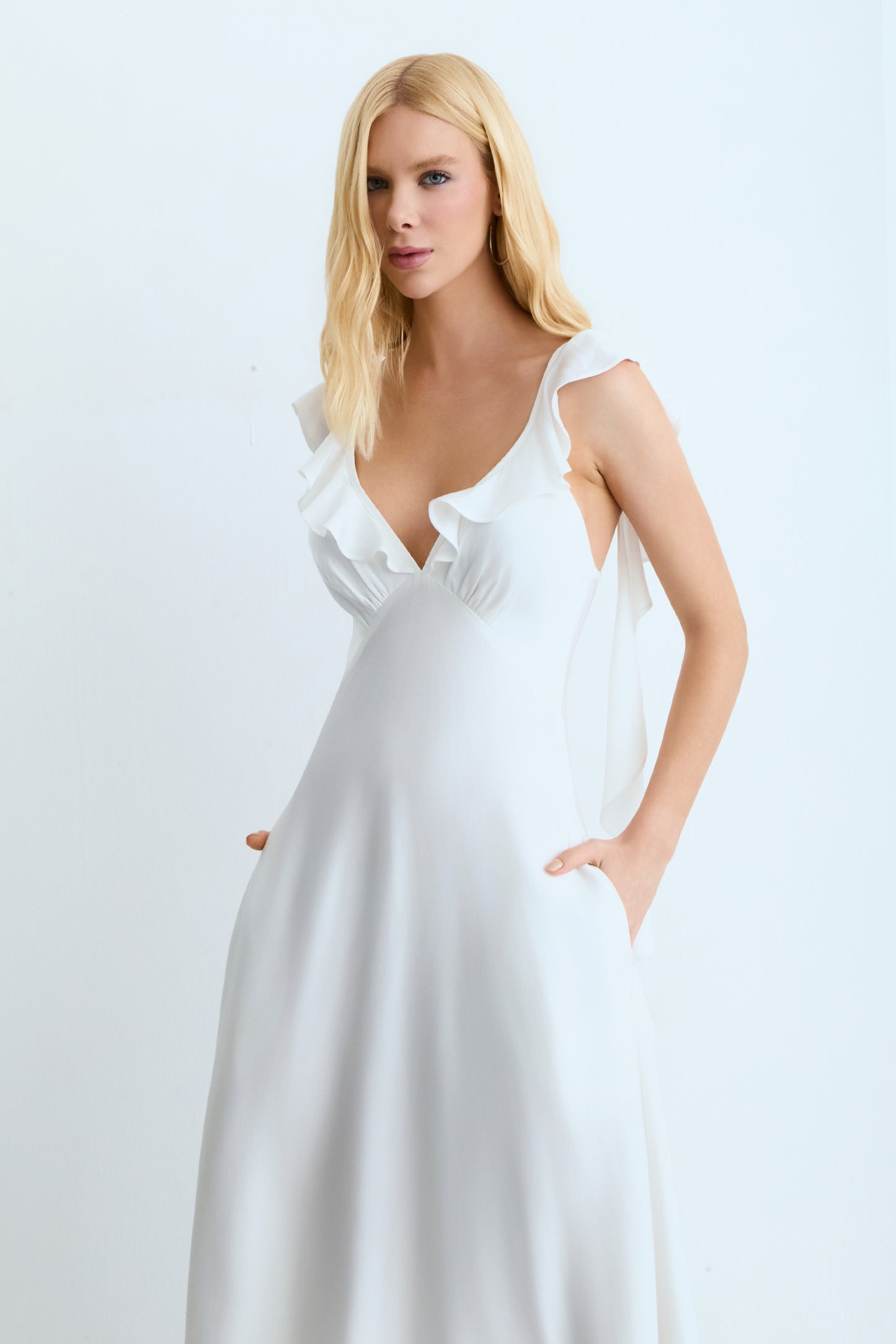 VESTIDO MIDI BABADOS FLUIDOS DECOTE E COSTAS DECOTE V OFF WHITE
