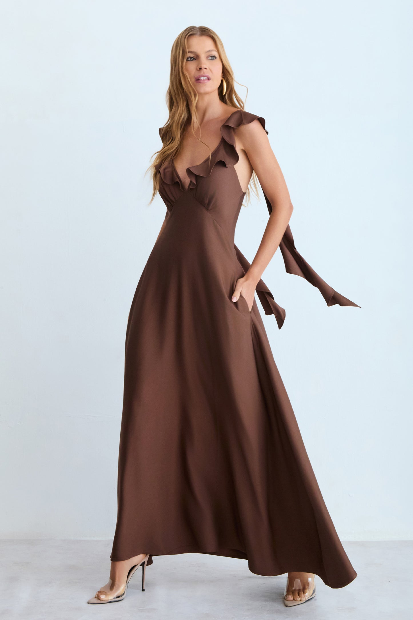 VESTIDO MIDI BABADOS FLUIDOS DECOTE E COSTAS DECOTE V MARROM