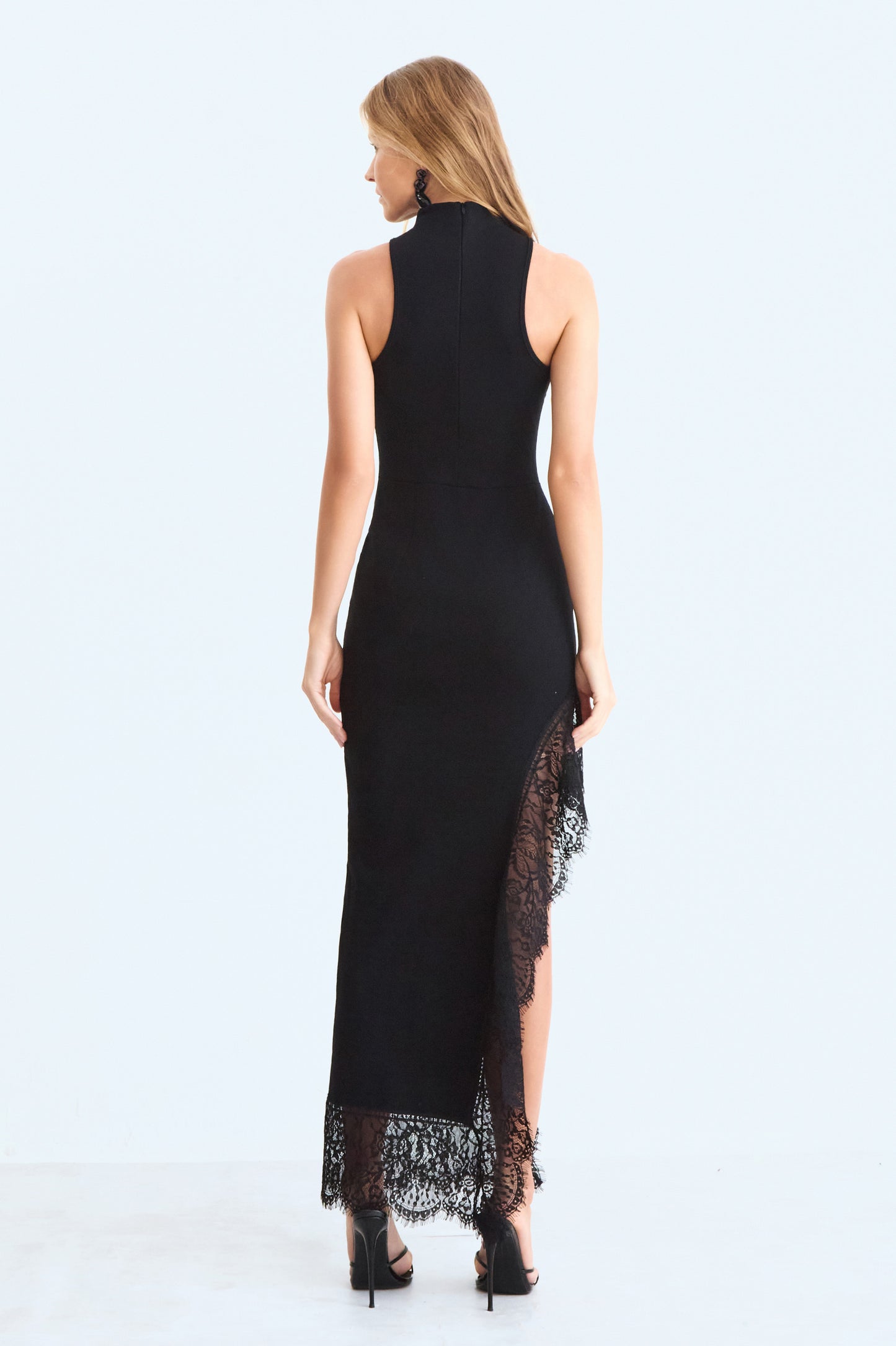 VESTIDO MIDI ALONGADO COM FENDA E BARRA DETALHE RENDA PRETO