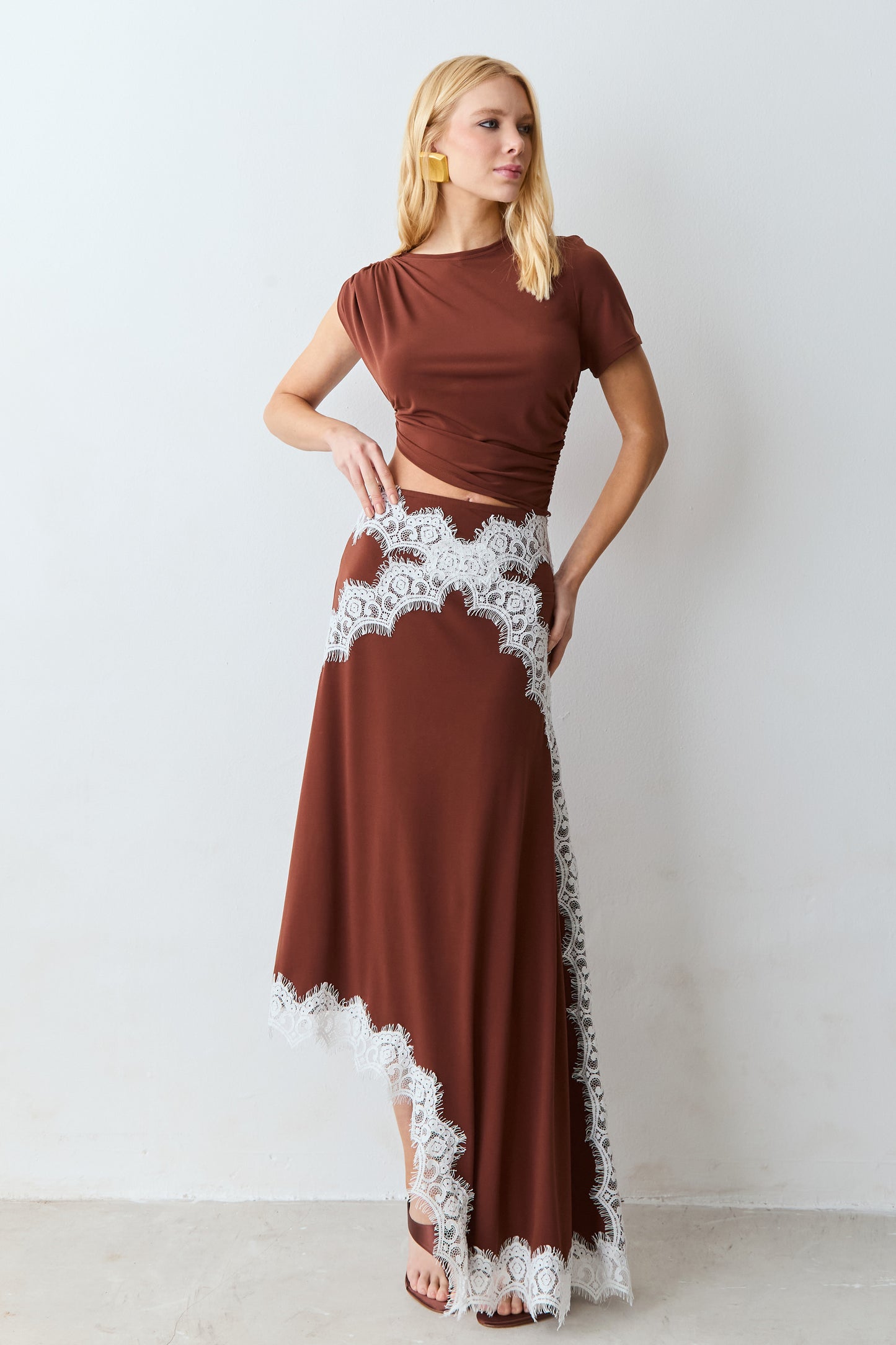 VESTIDO MIDI COM ABERTURA LATERAL E DETALHES RENDA MARROM CHOCOLATE