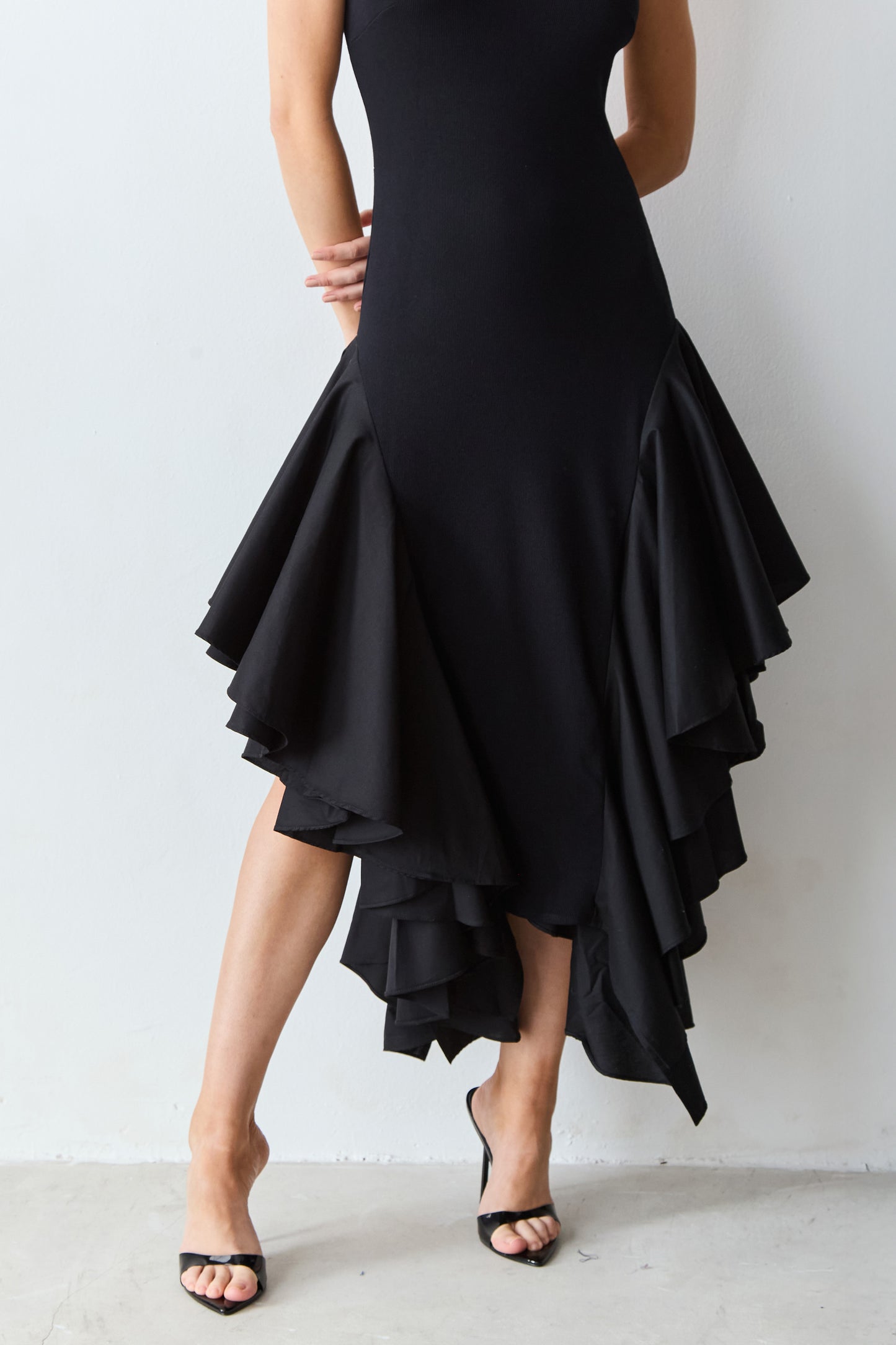 VESTIDO MIDI ALCA FINA BARRA ASSIMETRICA COM VOLUME PRETO