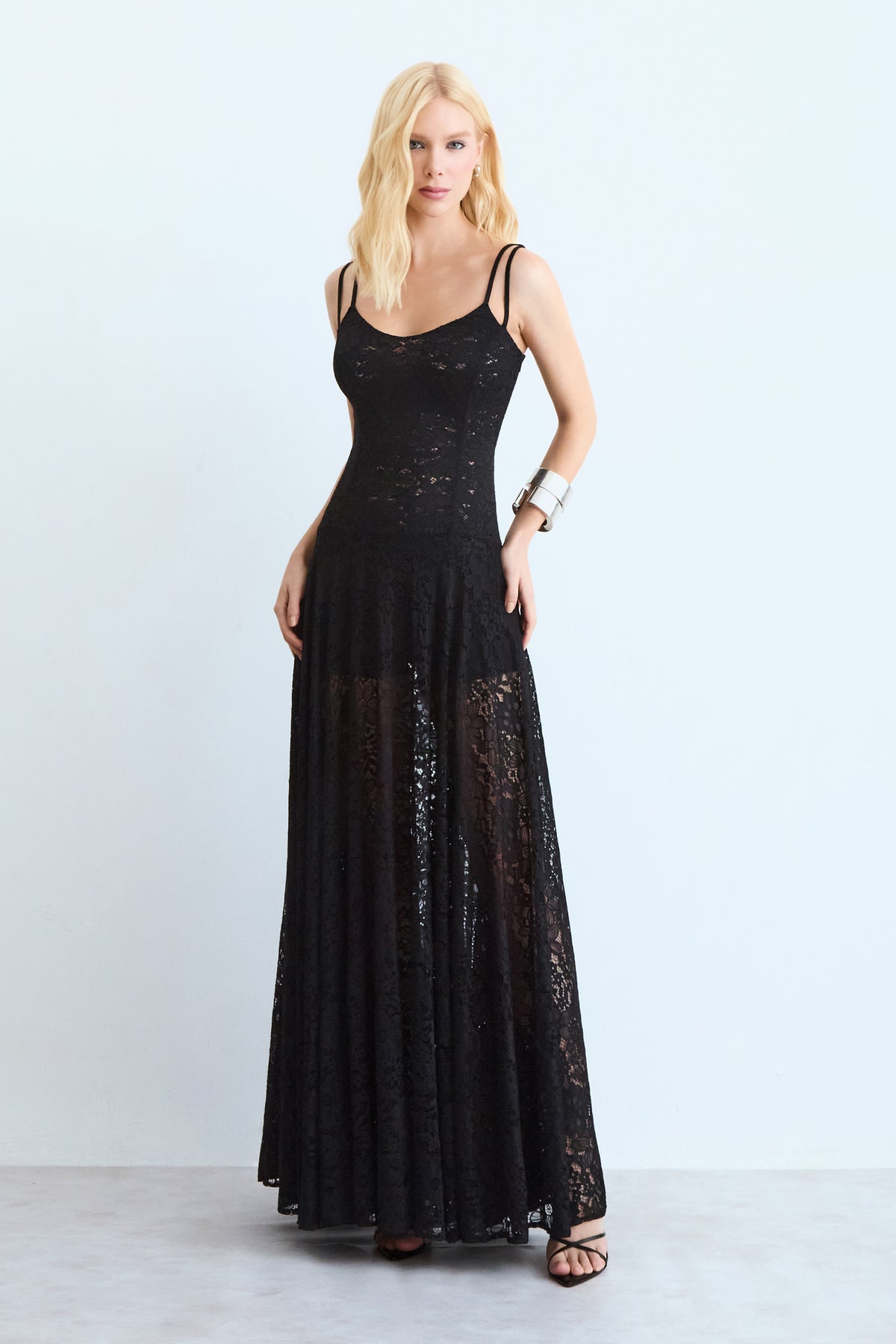 VESTIDO MIDI EM RENDA ACINTURADO COM DECOTE V PRETO