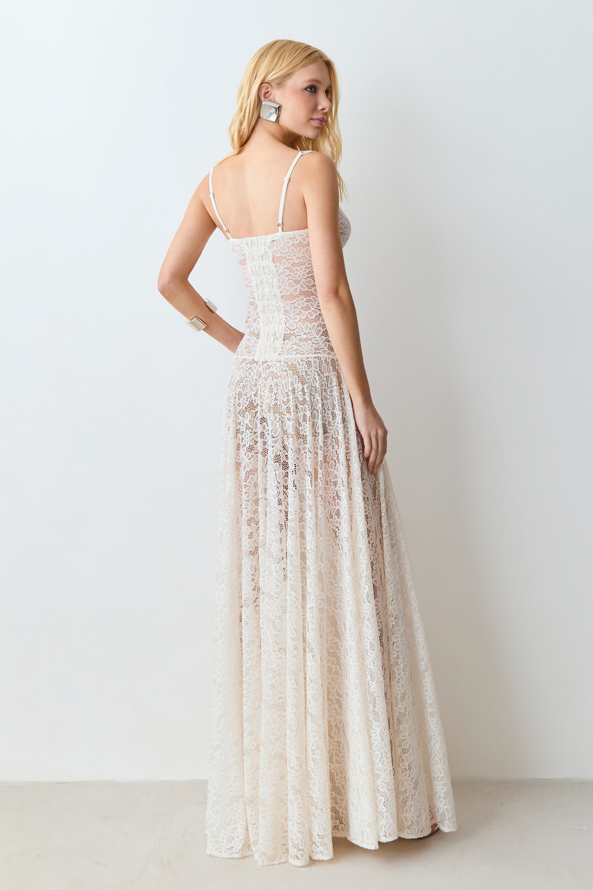 VESTIDO MIDI EM RENDA ACINTURADO COM DECOTE V OFF WHITE