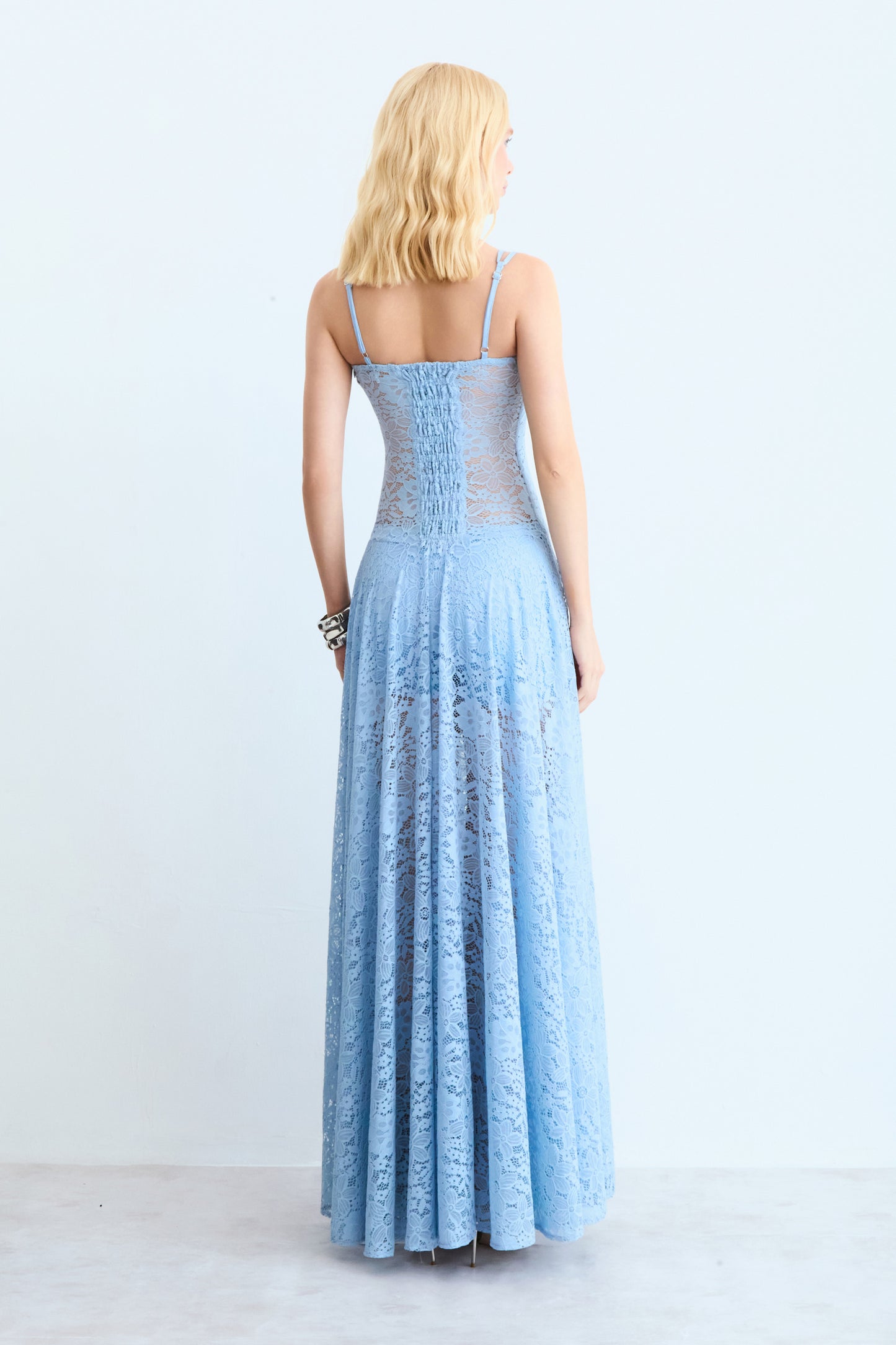 VESTIDO MIDI EM RENDA ACINTURADO COM DECOTE V AZUL BEBE