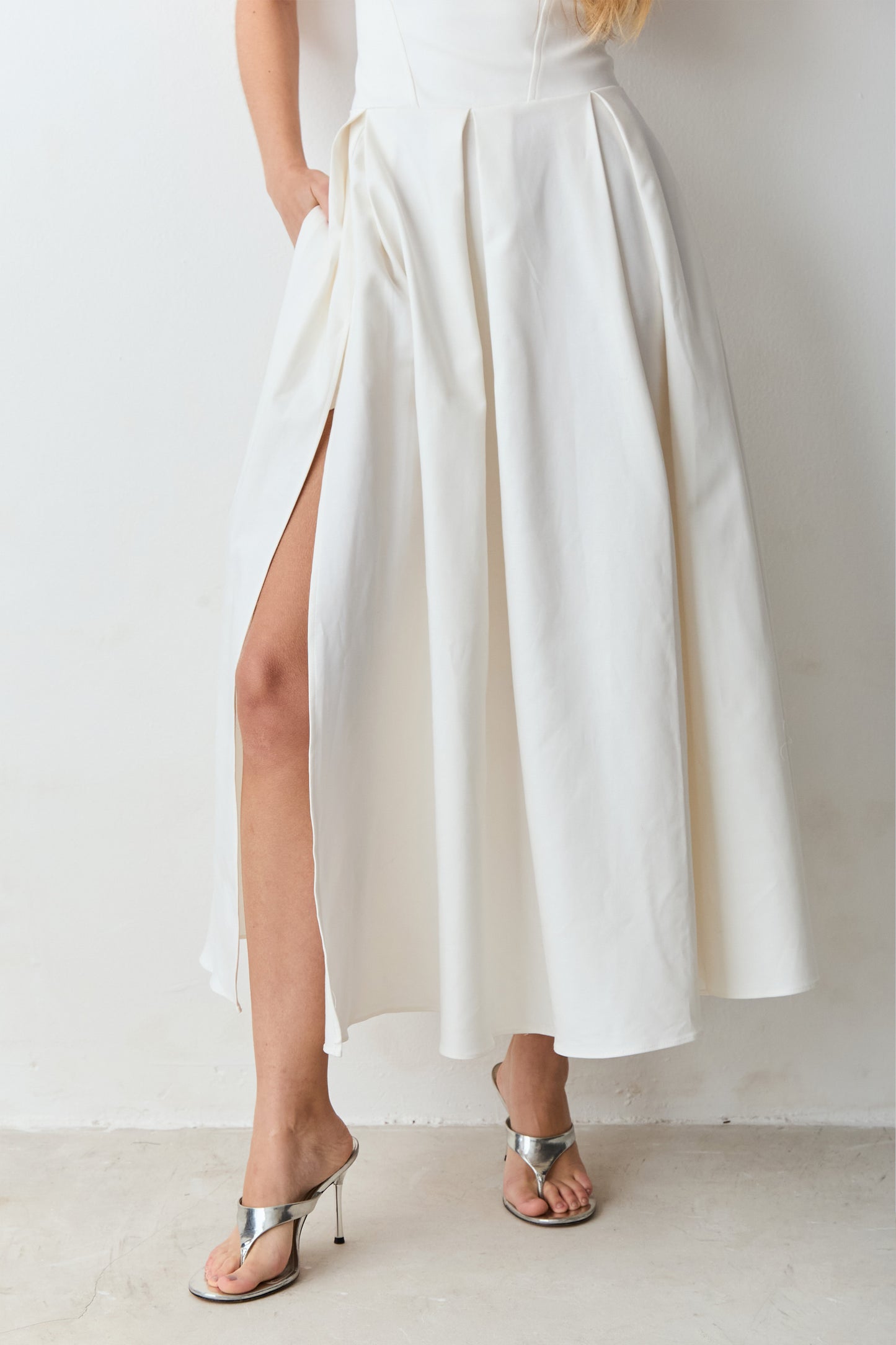 VESTIDO MIDI ACINTURADO COM FRAZIDOS BUSTO E PREGAS OFF WHITE